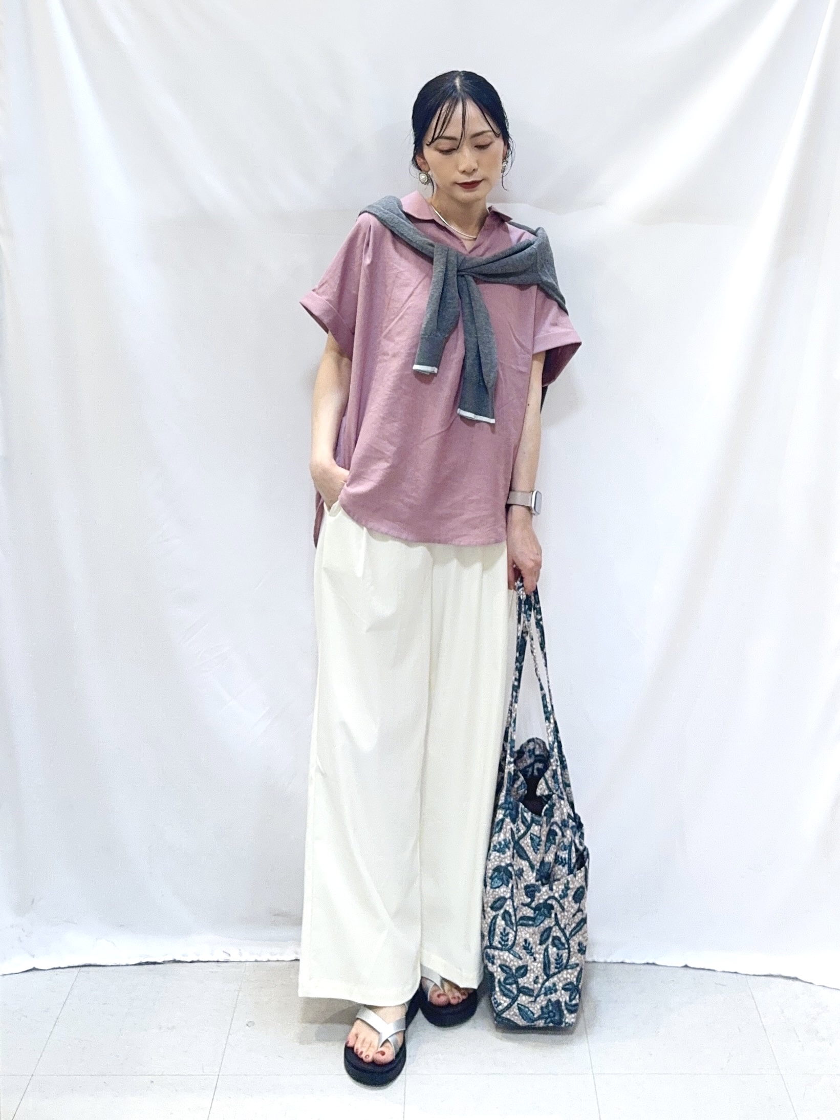 𝐇𝐢𝐫𝐨𝐦𝐢さんの「SHOO･LA･RUE｜【ひんやり/UV】インせず着られる フレンチリネンスキッパーシャツ」を使ったコーディネート