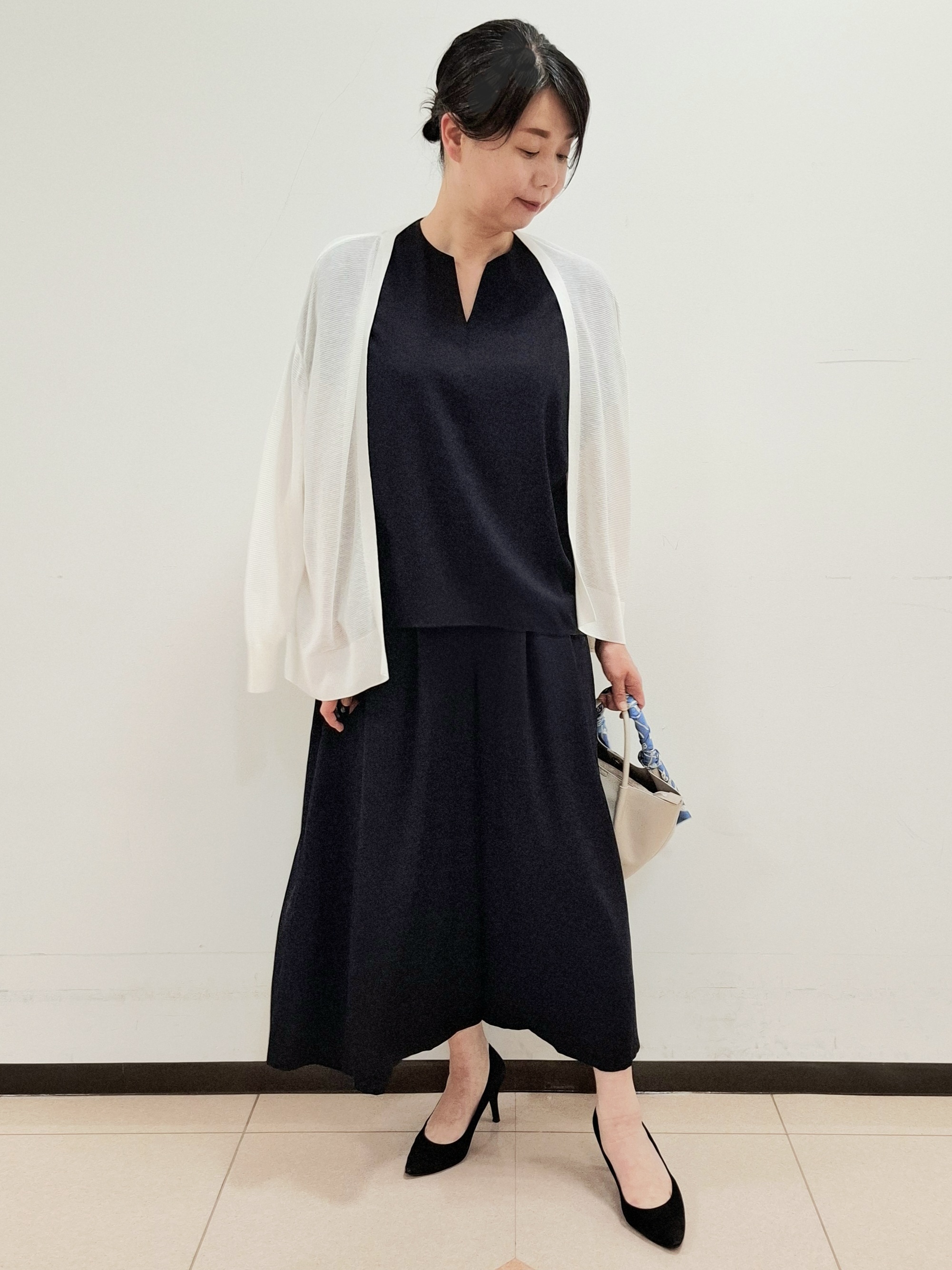 ねぎさんの「UNTITLED｜【UV/接触冷感/セットアップ可】リラクシーキーVネックブラウス」を使ったコーディネート