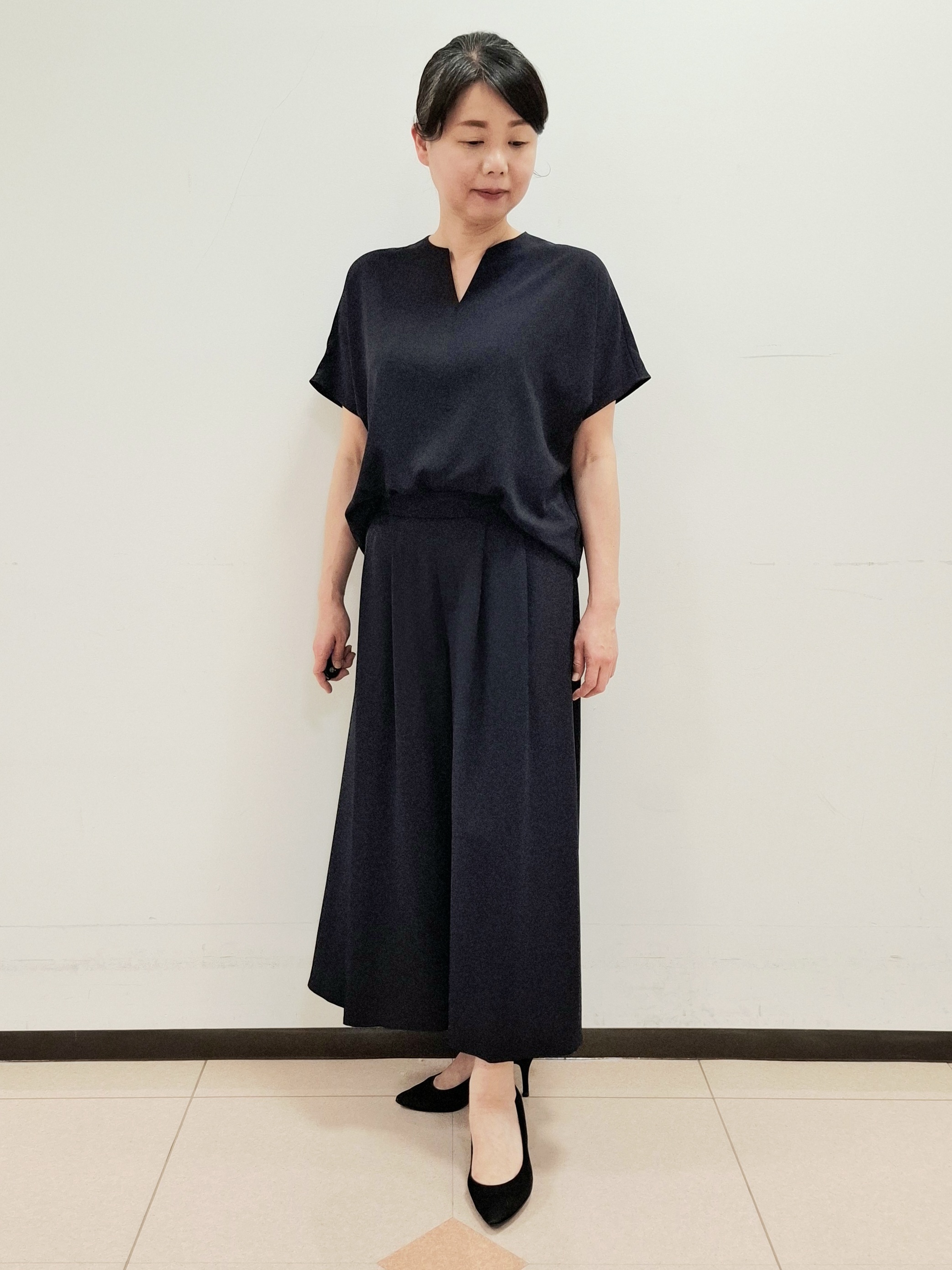 ねぎさんの「UNTITLED｜【UV/接触冷感/セットアップ可】リラクシーキーVネックブラウス」を使ったコーディネート