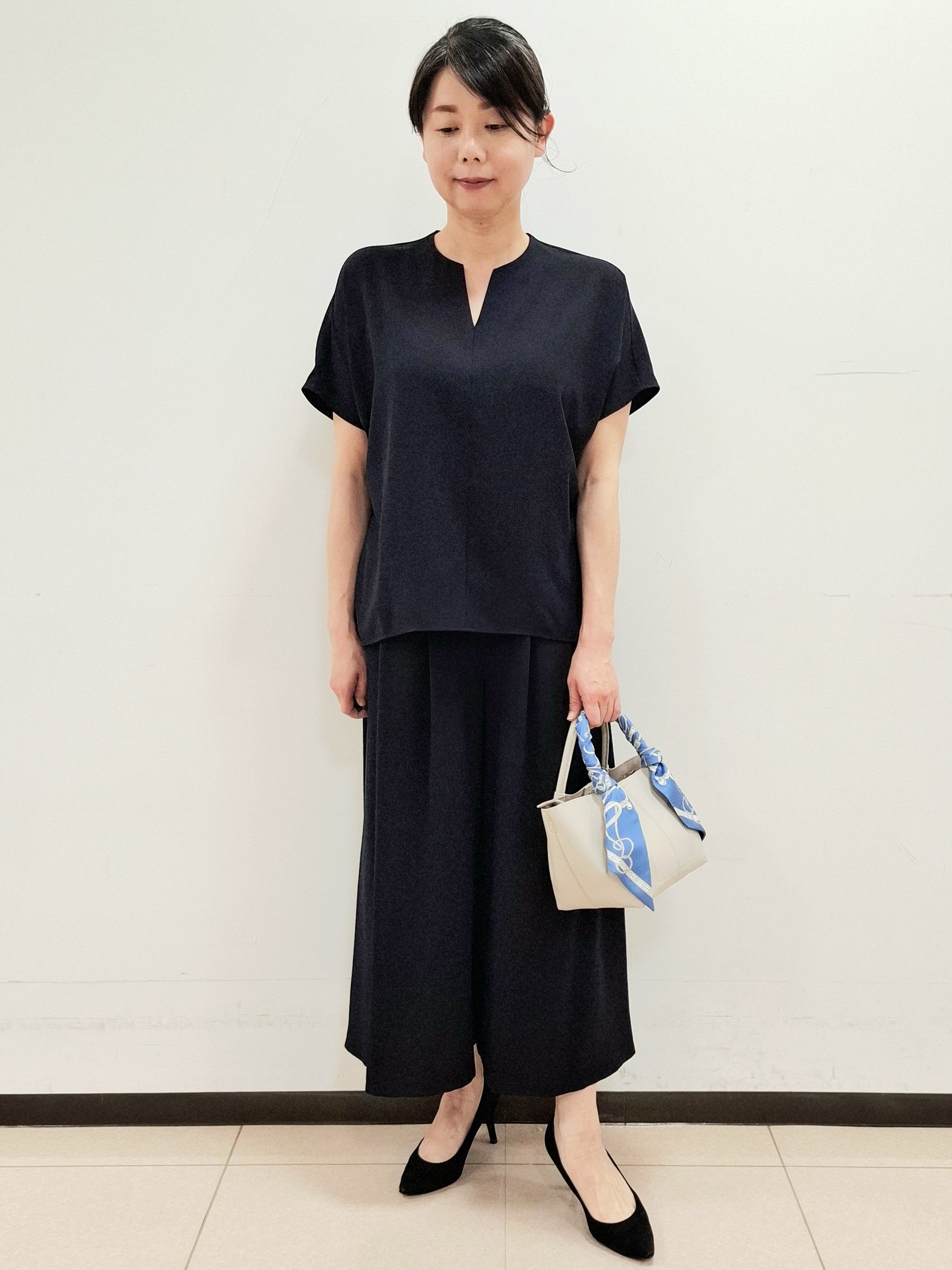 ねぎさんの「UNTITLED｜【UV/接触冷感/セットアップ可】リラクシーキーVネックブラウス」を使ったコーディネート
