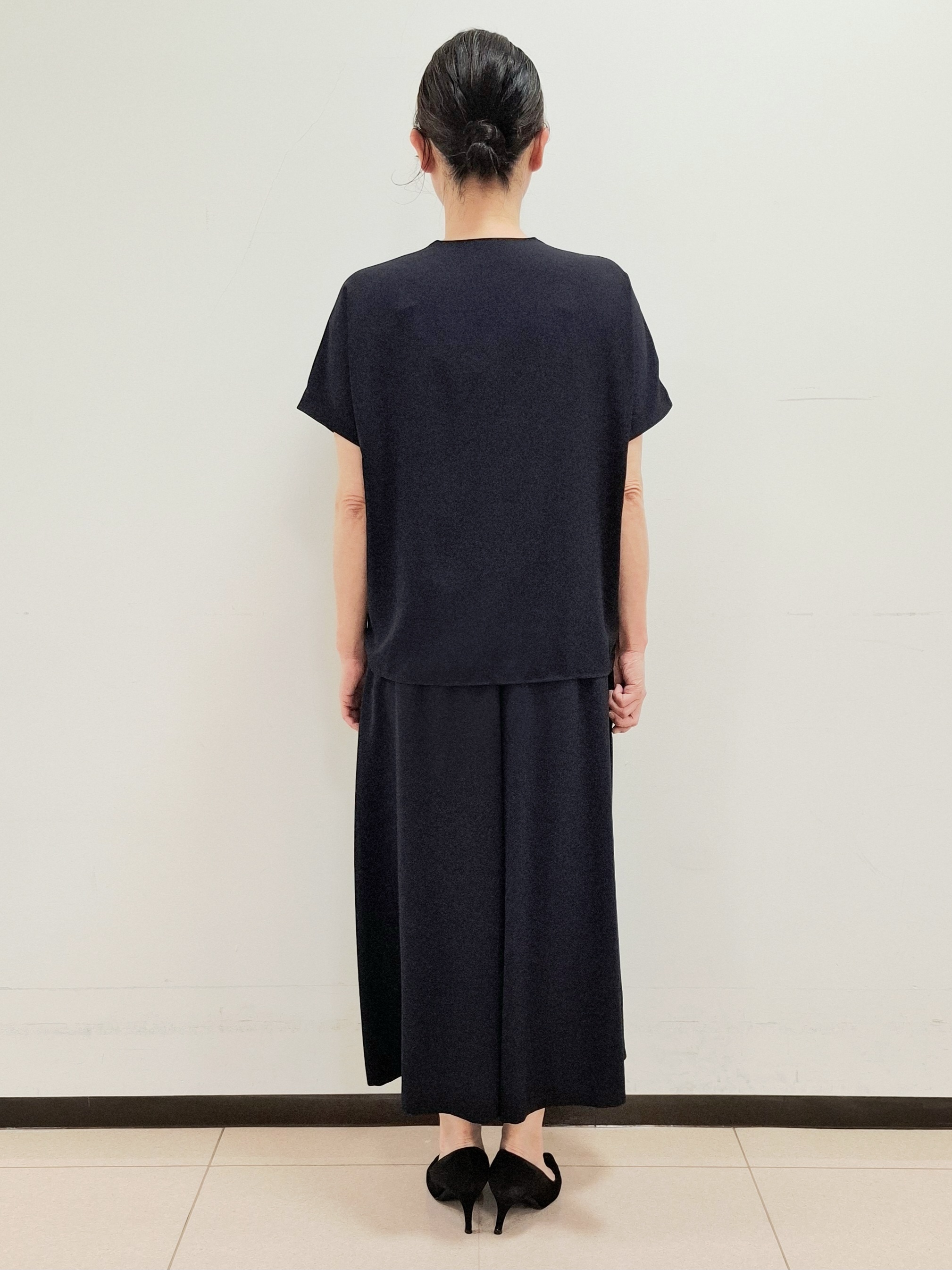 ねぎさんの「UNTITLED｜【UV/接触冷感/セットアップ可】リラクシーキーVネックブラウス」を使ったコーディネート