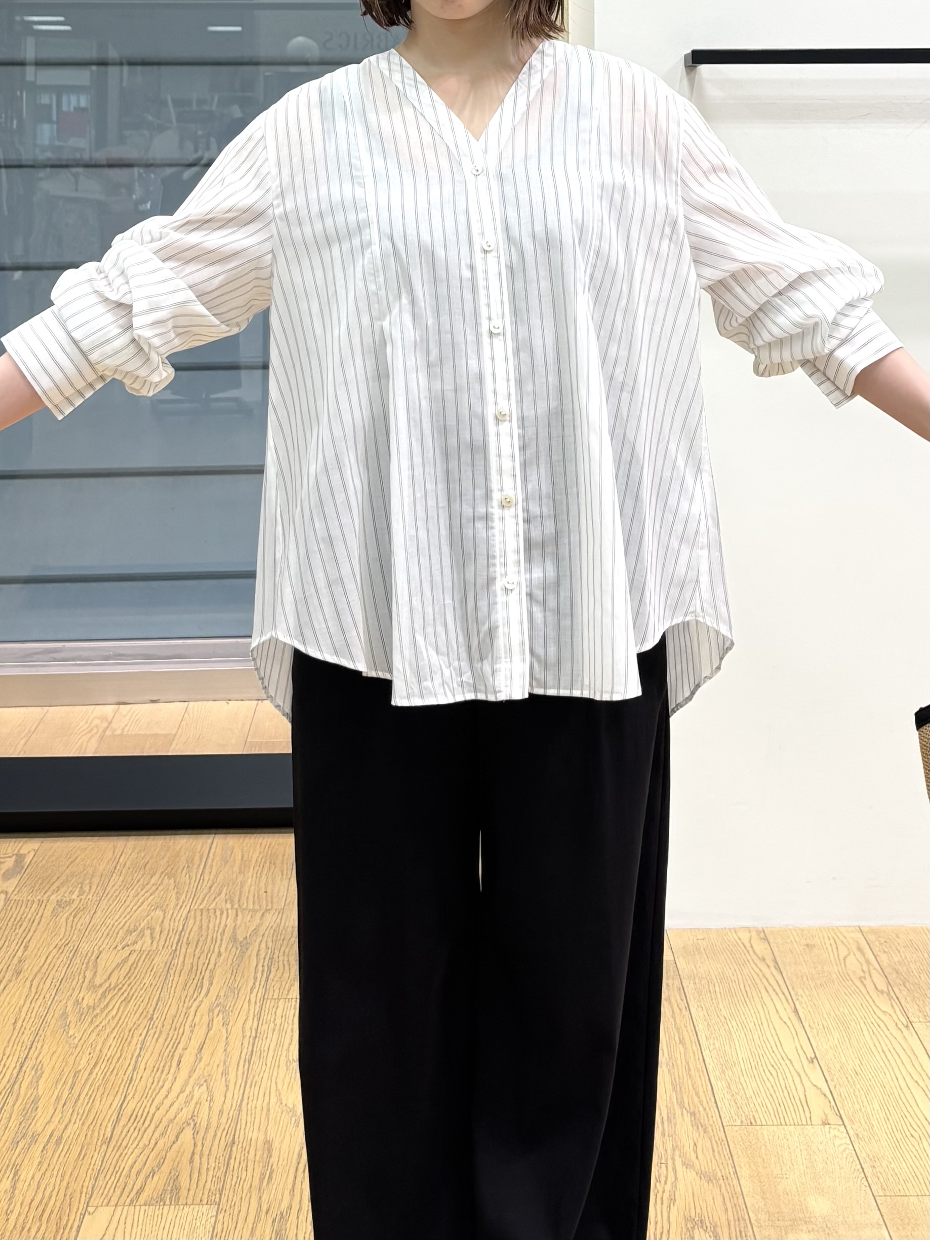 asamiさんの「INDIVI｜【洗える／軽やか】無地＆ストライプ柄 切替タックブラウス」を使ったコーディネート