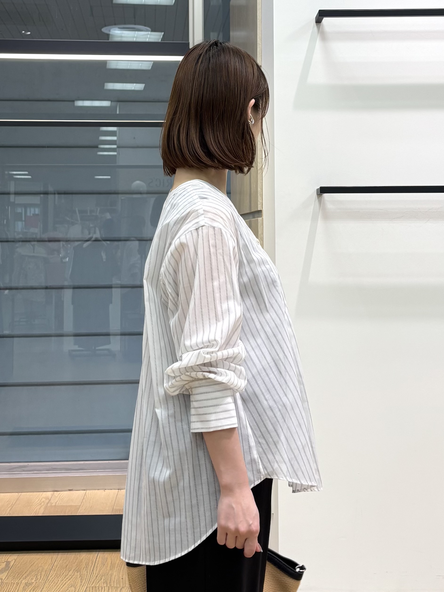 asamiさんの「INDIVI｜【洗える／軽やか】無地＆ストライプ柄 切替タックブラウス」を使ったコーディネート