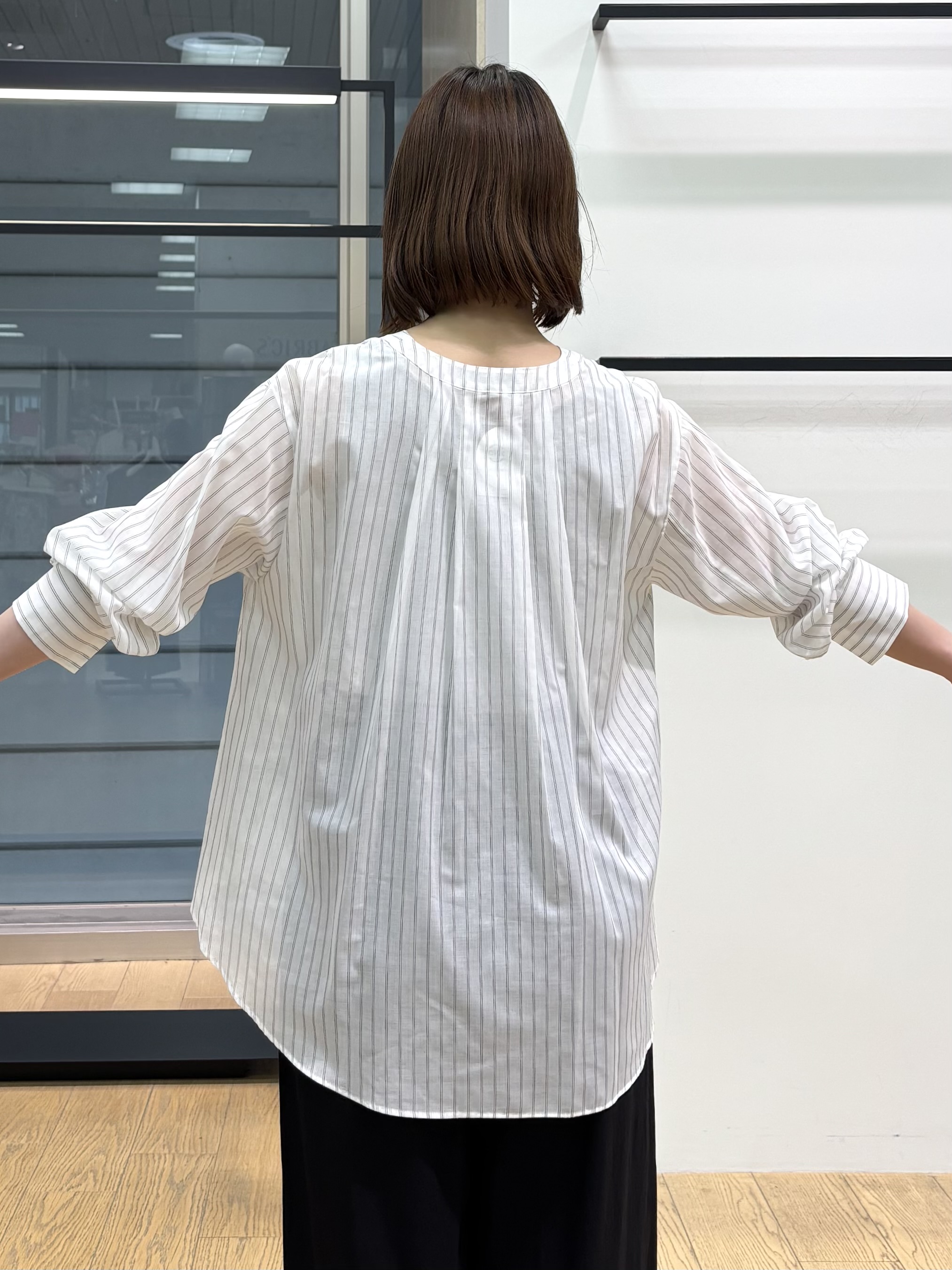 asamiさんの「INDIVI｜【洗える／軽やか】無地＆ストライプ柄 切替タックブラウス」を使ったコーディネート