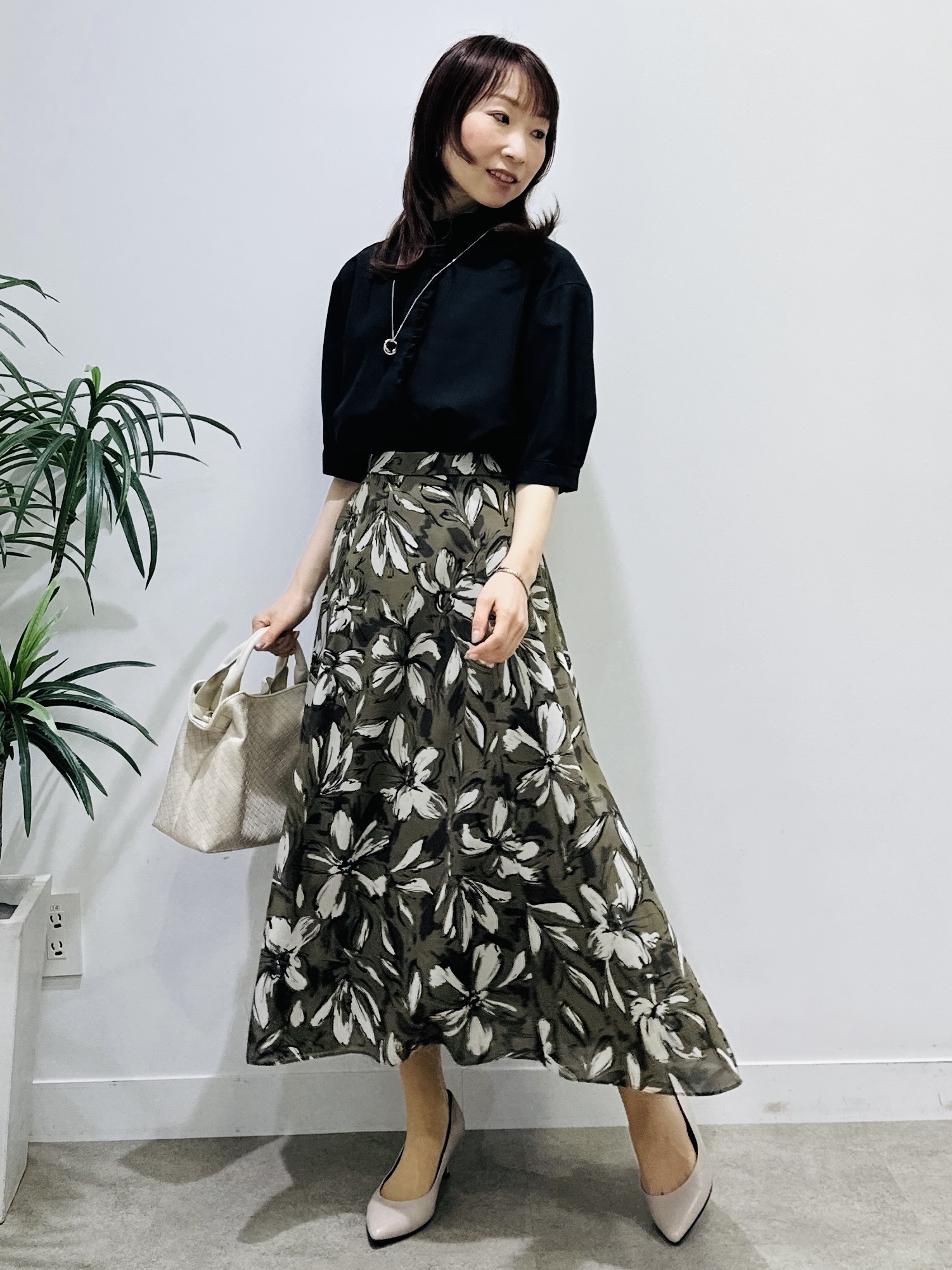 Miwaさんの「UNTITLED｜【接触冷感/通気性/洗える】スタンドカラーフリルブラウス」を使ったコーディネート