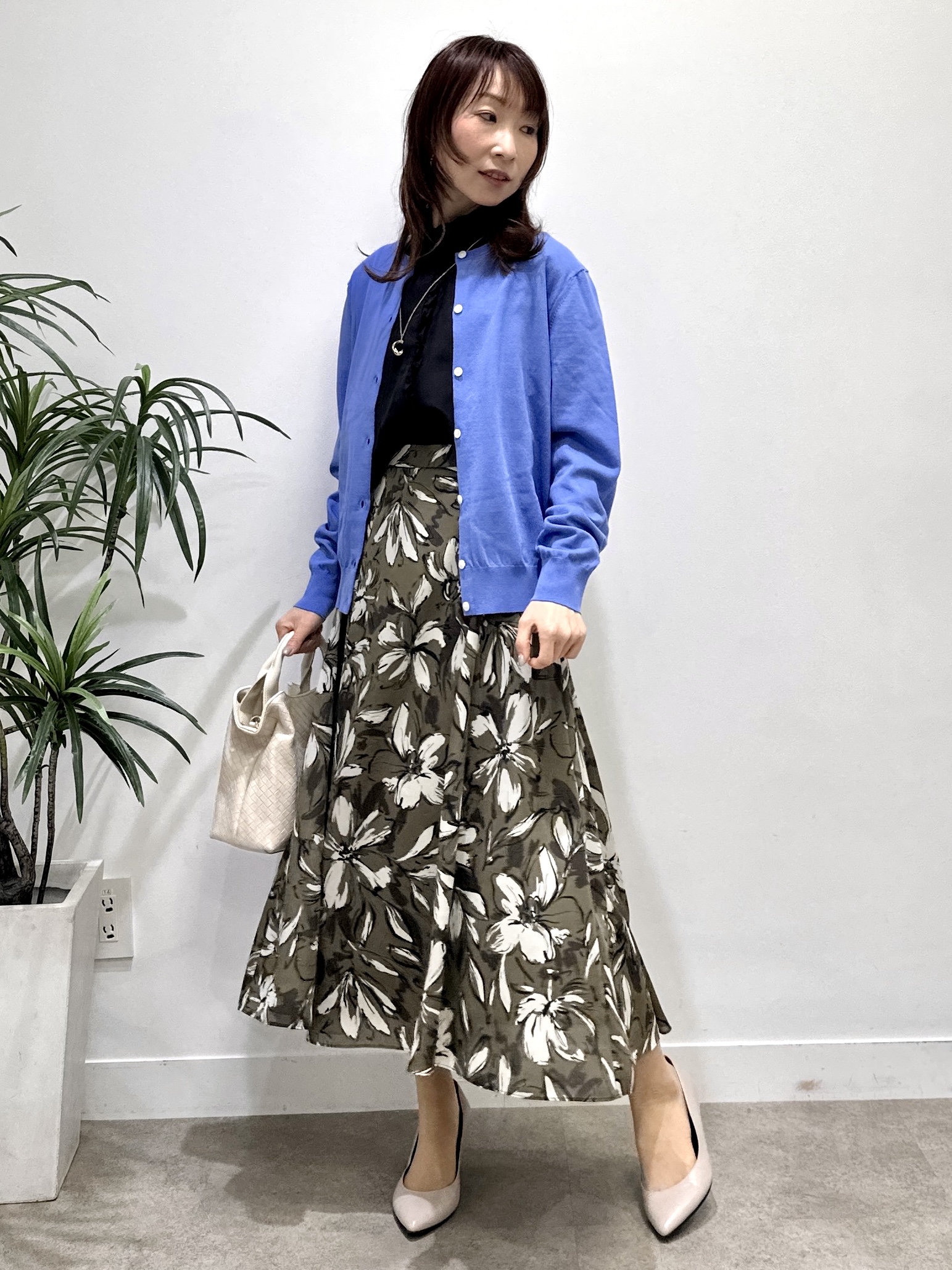 Miwaさんの「UNTITLED｜【接触冷感/通気性/洗える】スタンドカラーフリルブラウス」を使ったコーディネート