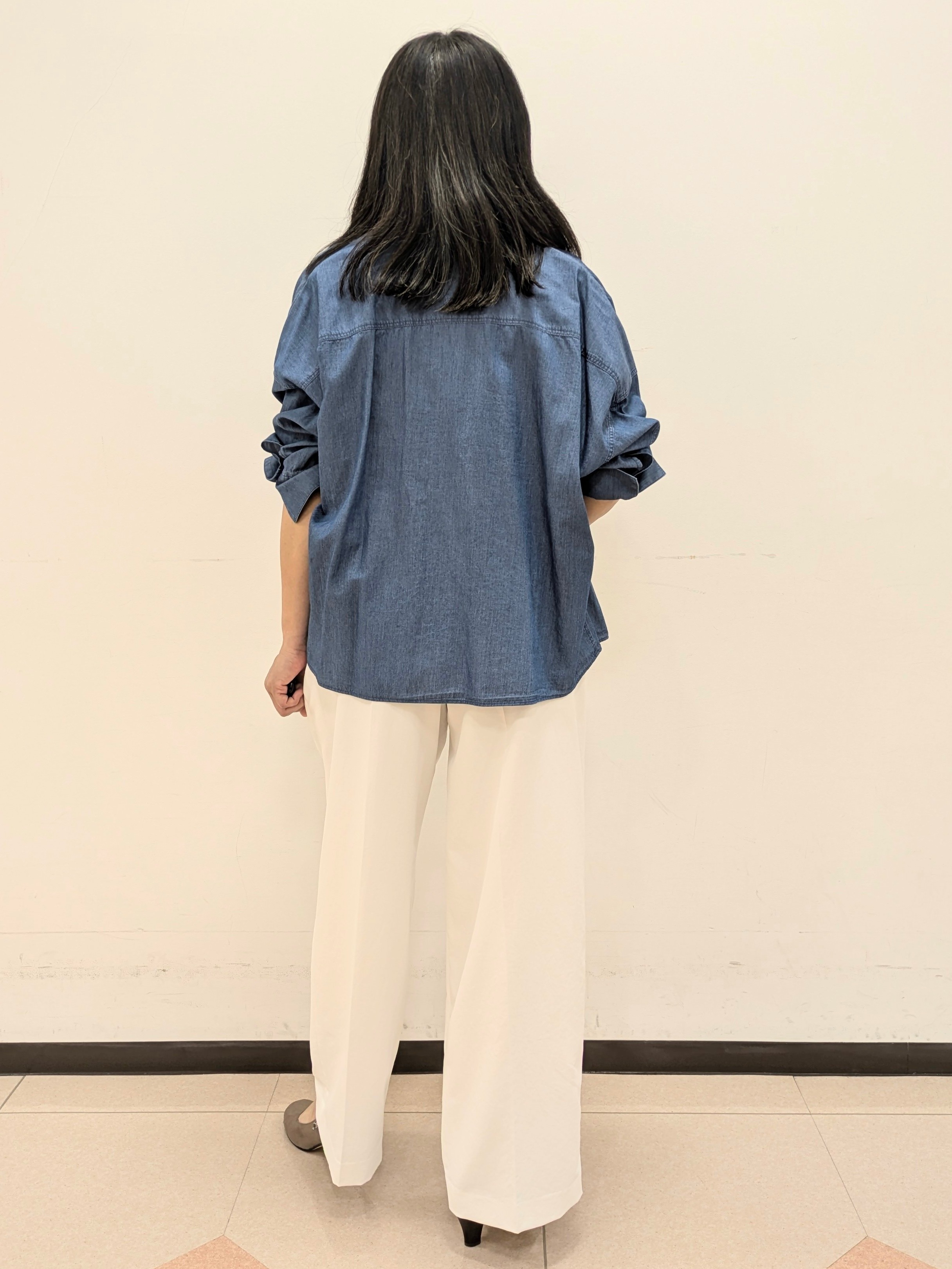 ともさんの「UNTITLED｜【コットン100%/洗える】エアリーデニムシャツ」を使ったコーディネート