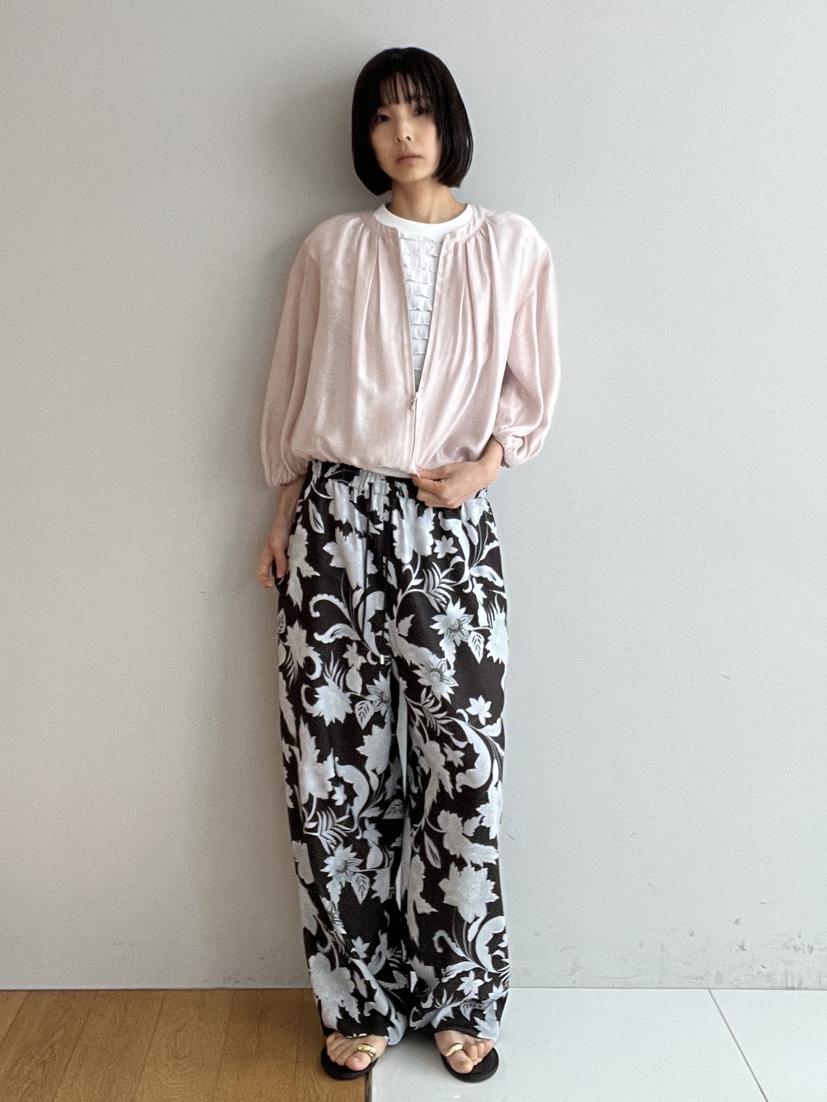 misaさんの「DRESSTERIOR｜【ウォッシャブル】ボタニカルプリント イージーワイドパンツ」を使ったコーディネート