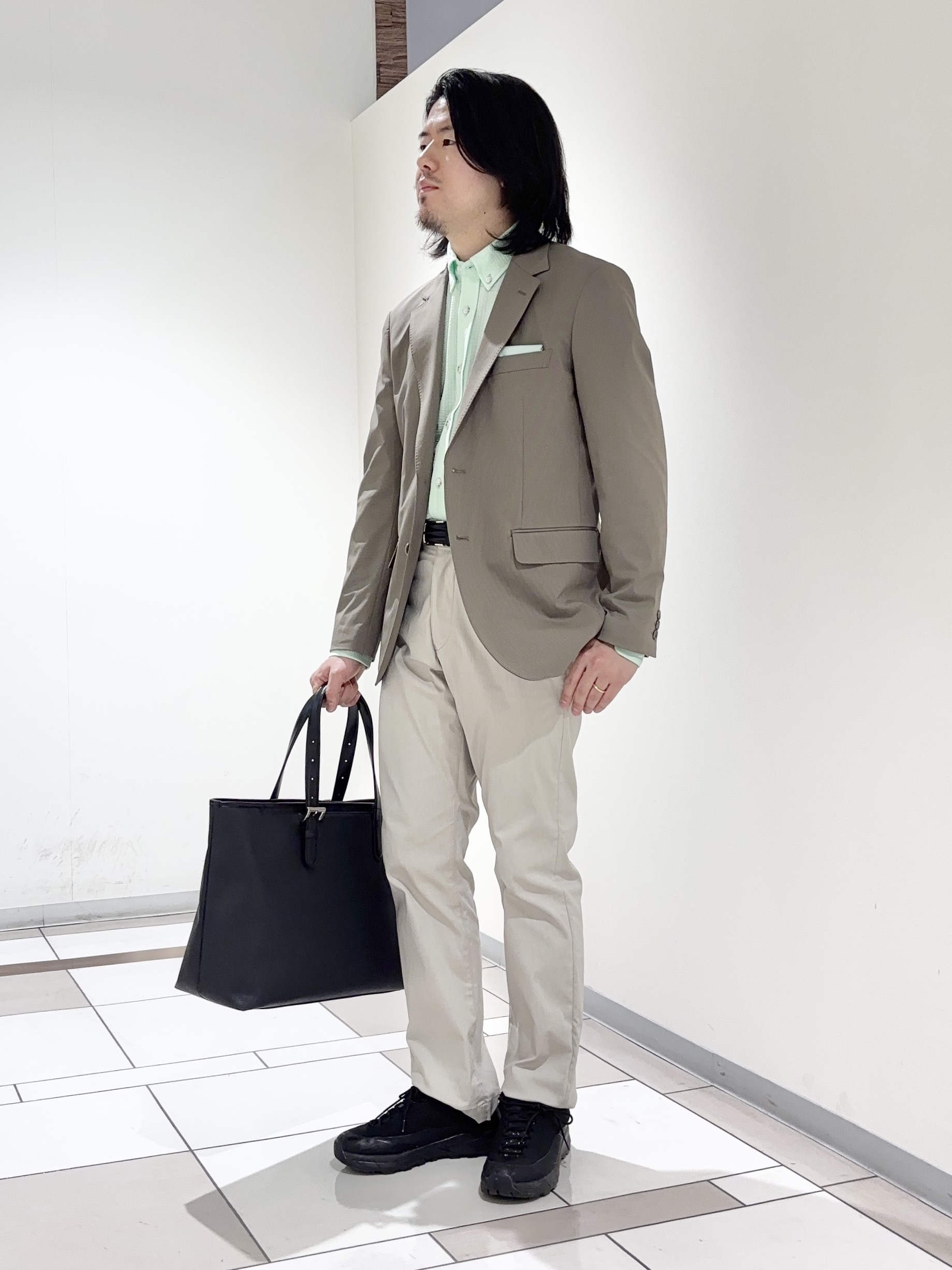 及川さんの「TAKEO KIKUCHI｜【360&deg;ストレッチ/軽量】None Of Stress ライト ジャケット（セットアップ対応）」を使ったコーディネート