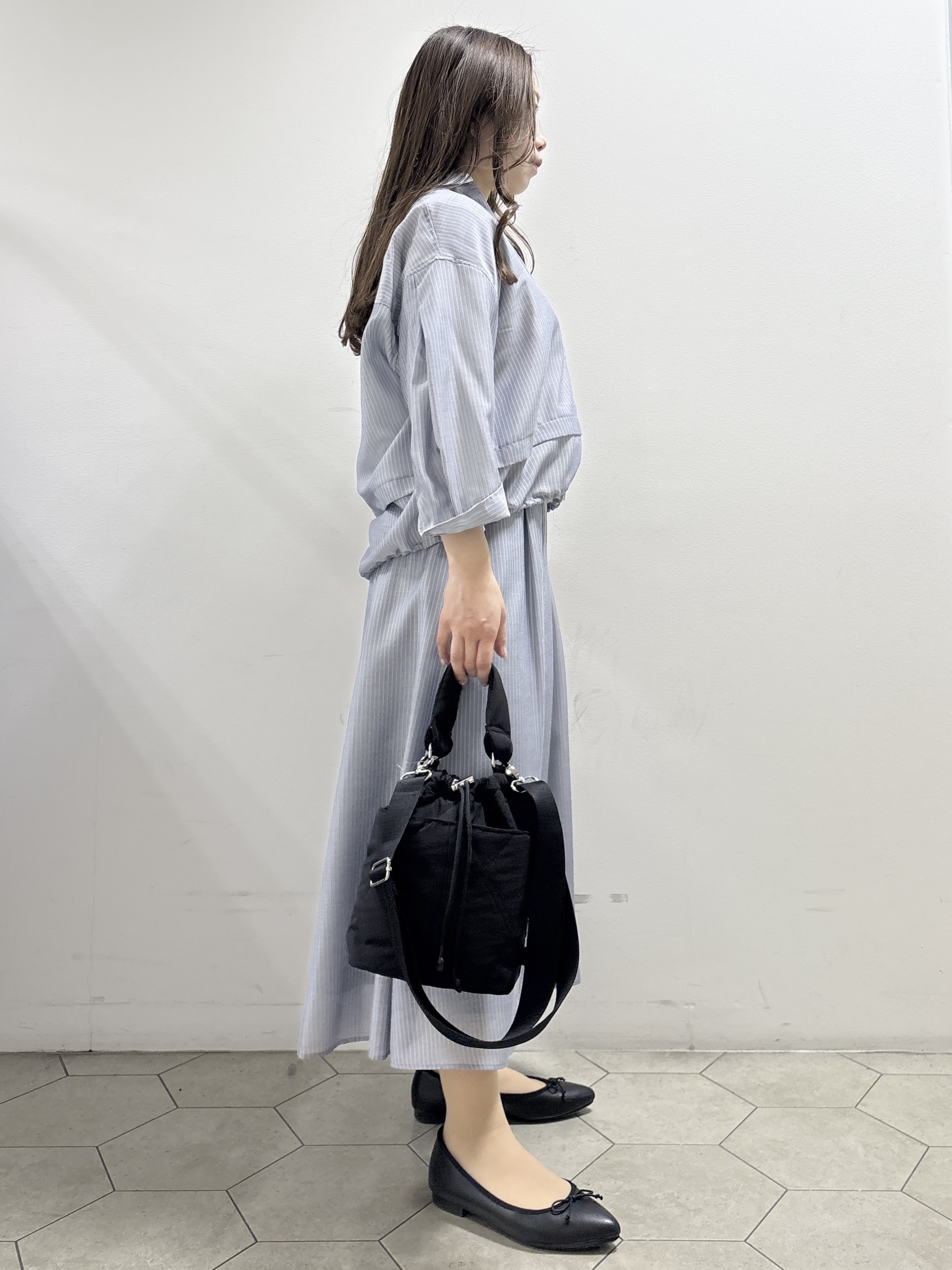 kahoさんの「INDIVI｜【接触冷感／洗える／2WAY】ドロスト付 シアーシャンブレーシャツ」を使ったコーディネート