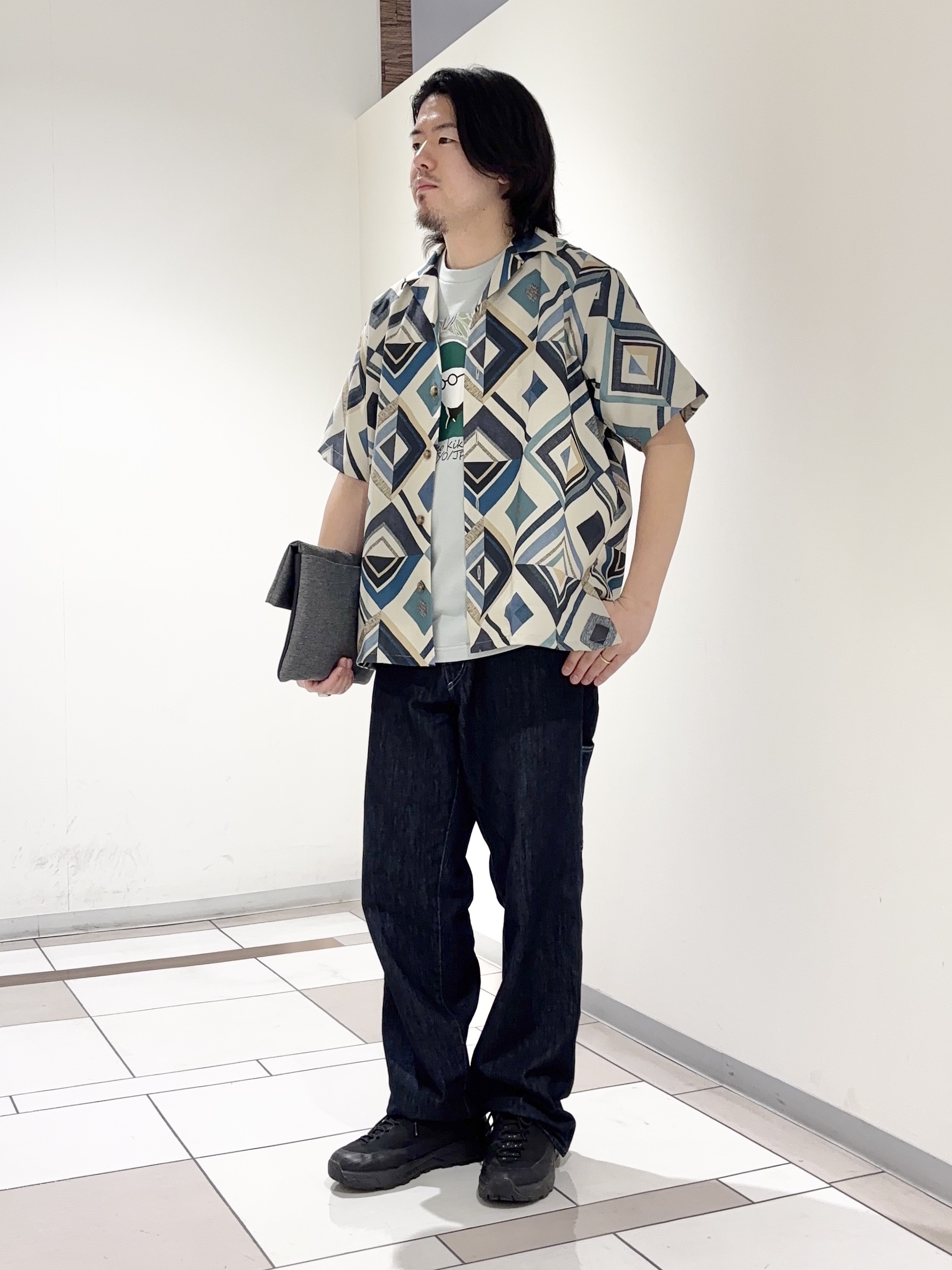 及川さんの「TAKEO KIKUCHI｜【吸汗速乾】タイル柄プリント 半袖シャツ」を使ったコーディネート