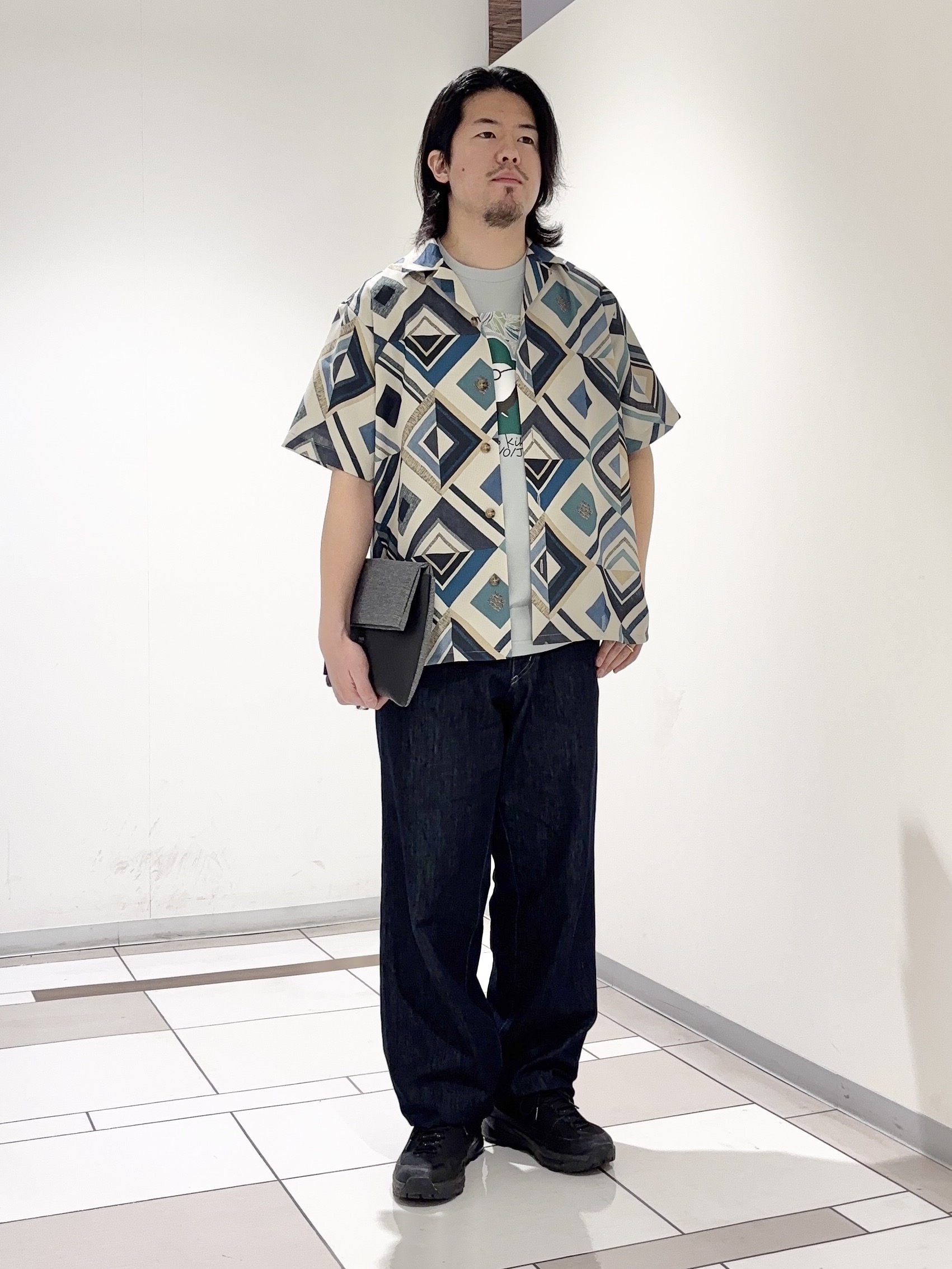 及川さんの「TAKEO KIKUCHI｜【吸汗速乾】タイル柄プリント 半袖シャツ」を使ったコーディネート
