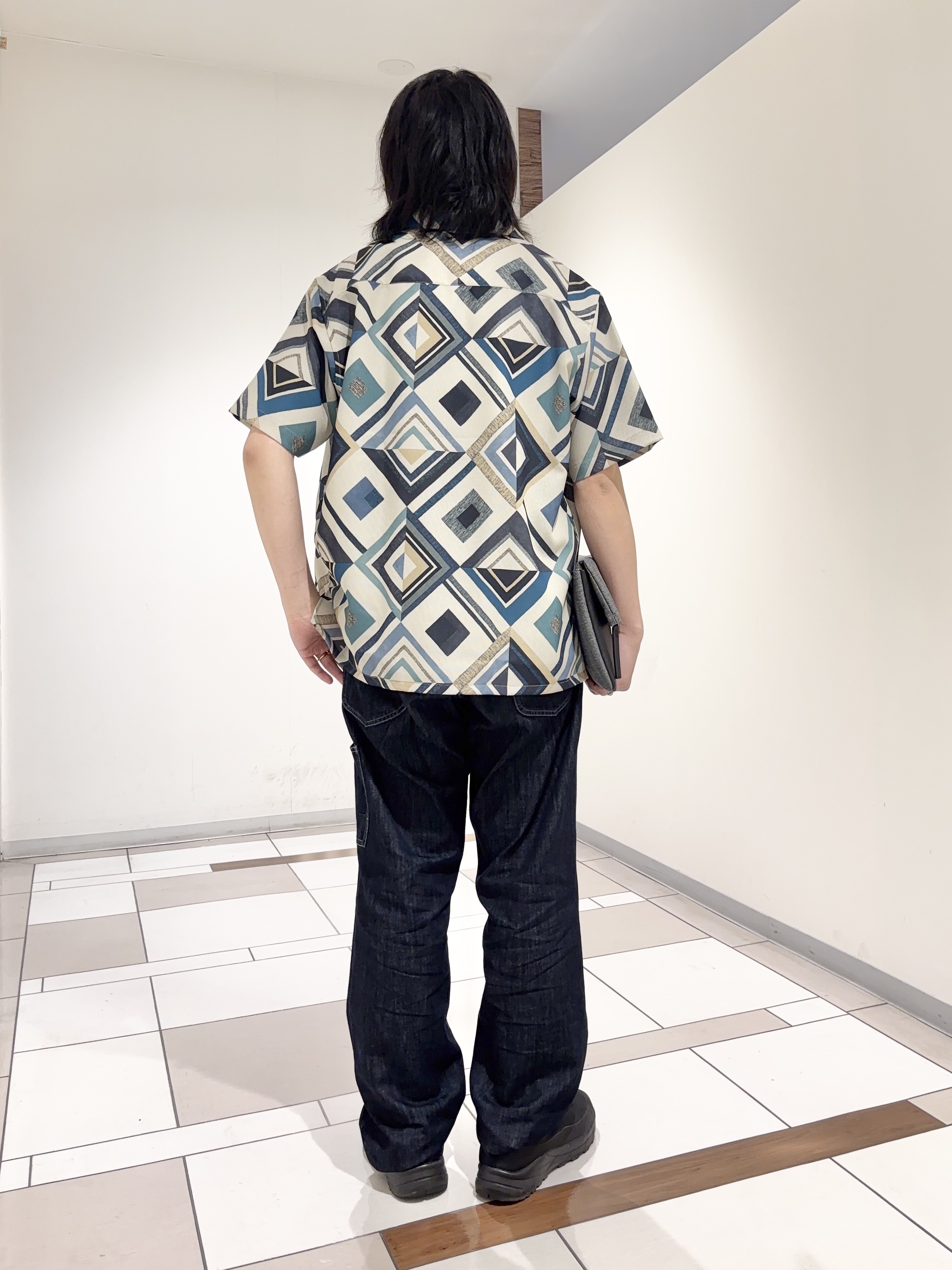 及川さんの「TAKEO KIKUCHI｜【吸汗速乾】タイル柄プリント 半袖シャツ」を使ったコーディネート
