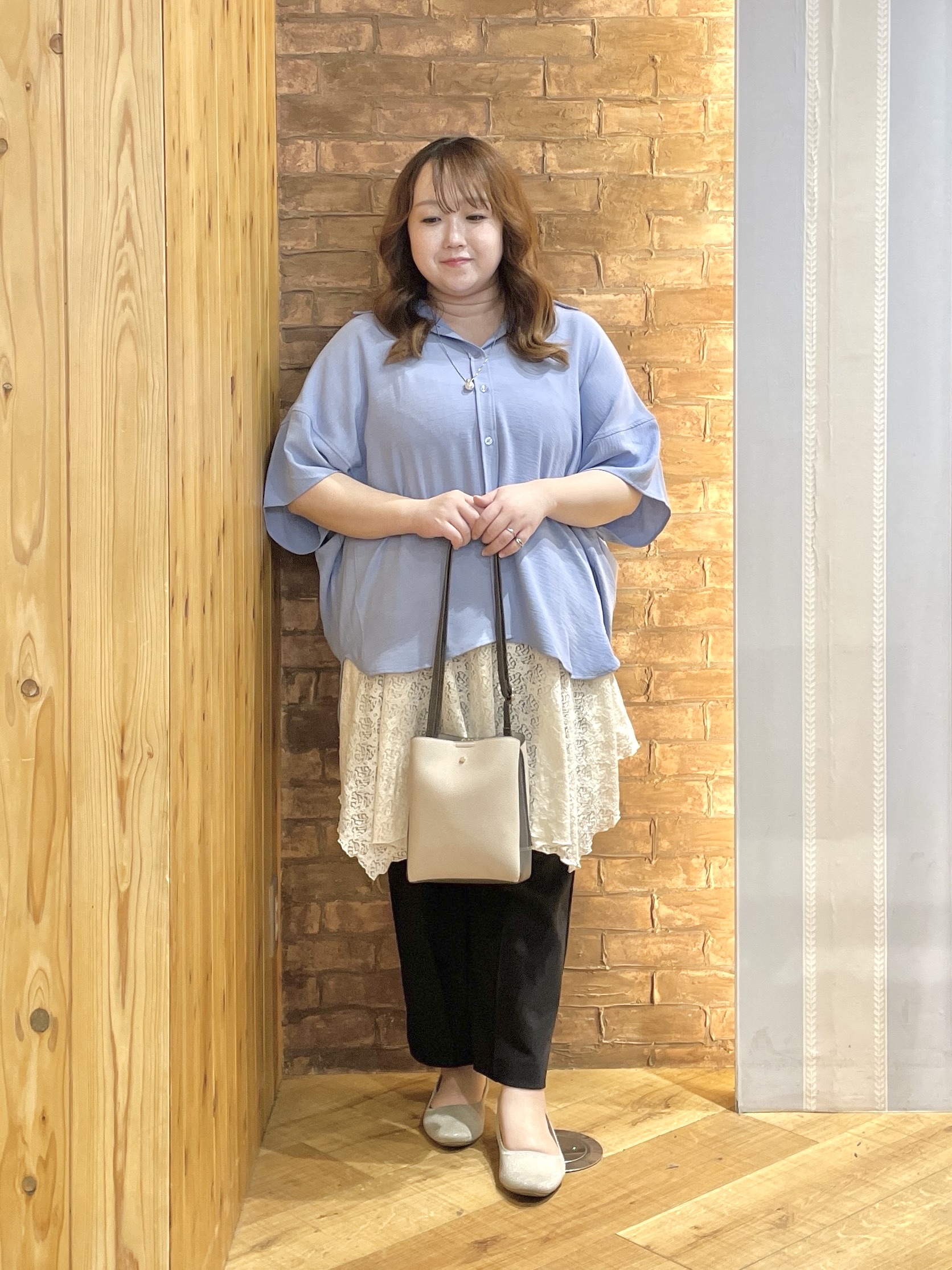 Risaさんの「SHOO･LA･RUE｜【高レビュー/洗濯後しわになりにくい/体型カバー】きちんとゆるっと 大人の抜け感 ポンチョ風カラーシ」を使ったコーディネート