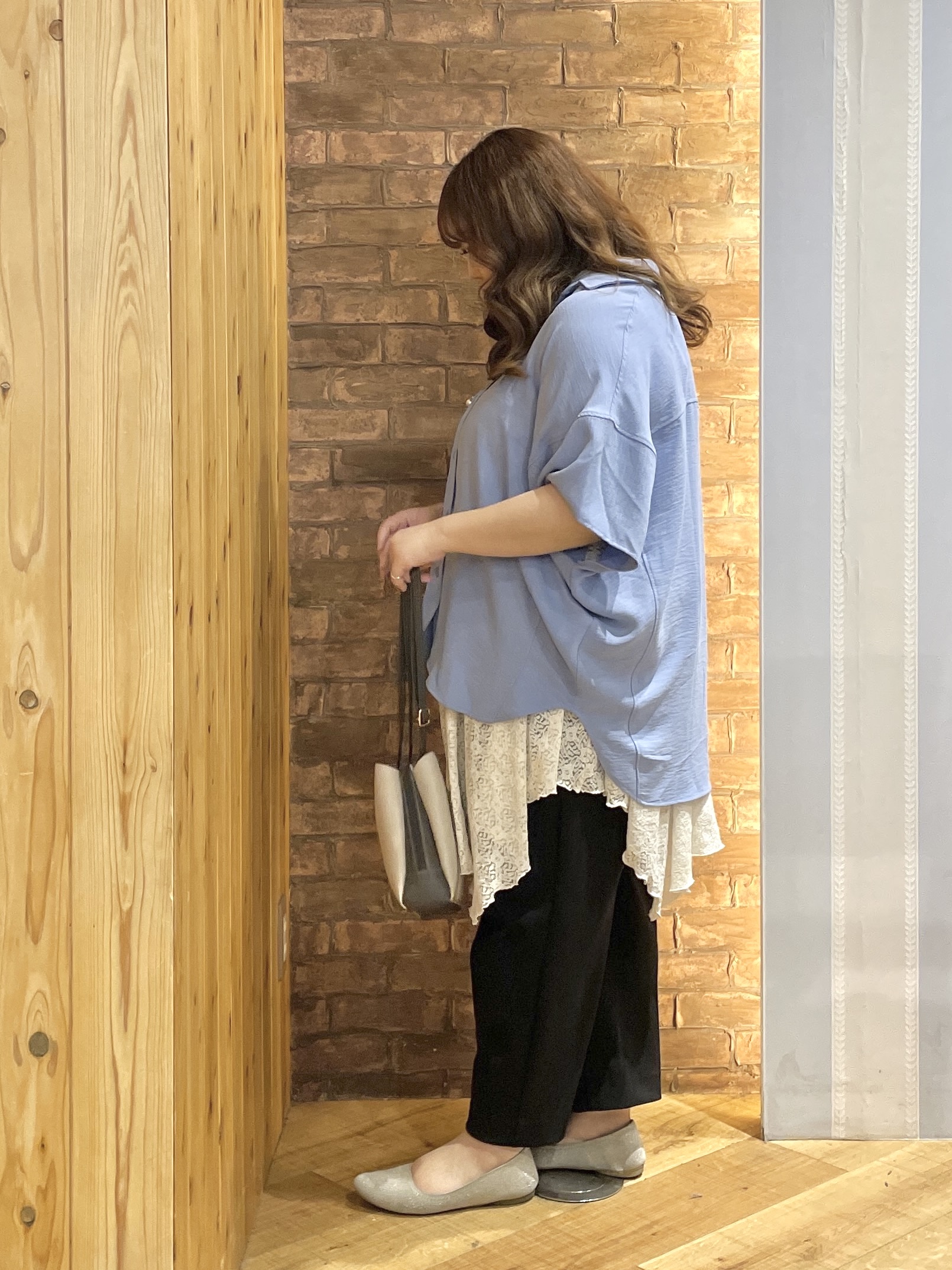 Risaさんの「SHOO･LA･RUE｜【高レビュー/洗濯後しわになりにくい/体型カバー】きちんとゆるっと 大人の抜け感 ポンチョ風カラーシ」を使ったコーディネート