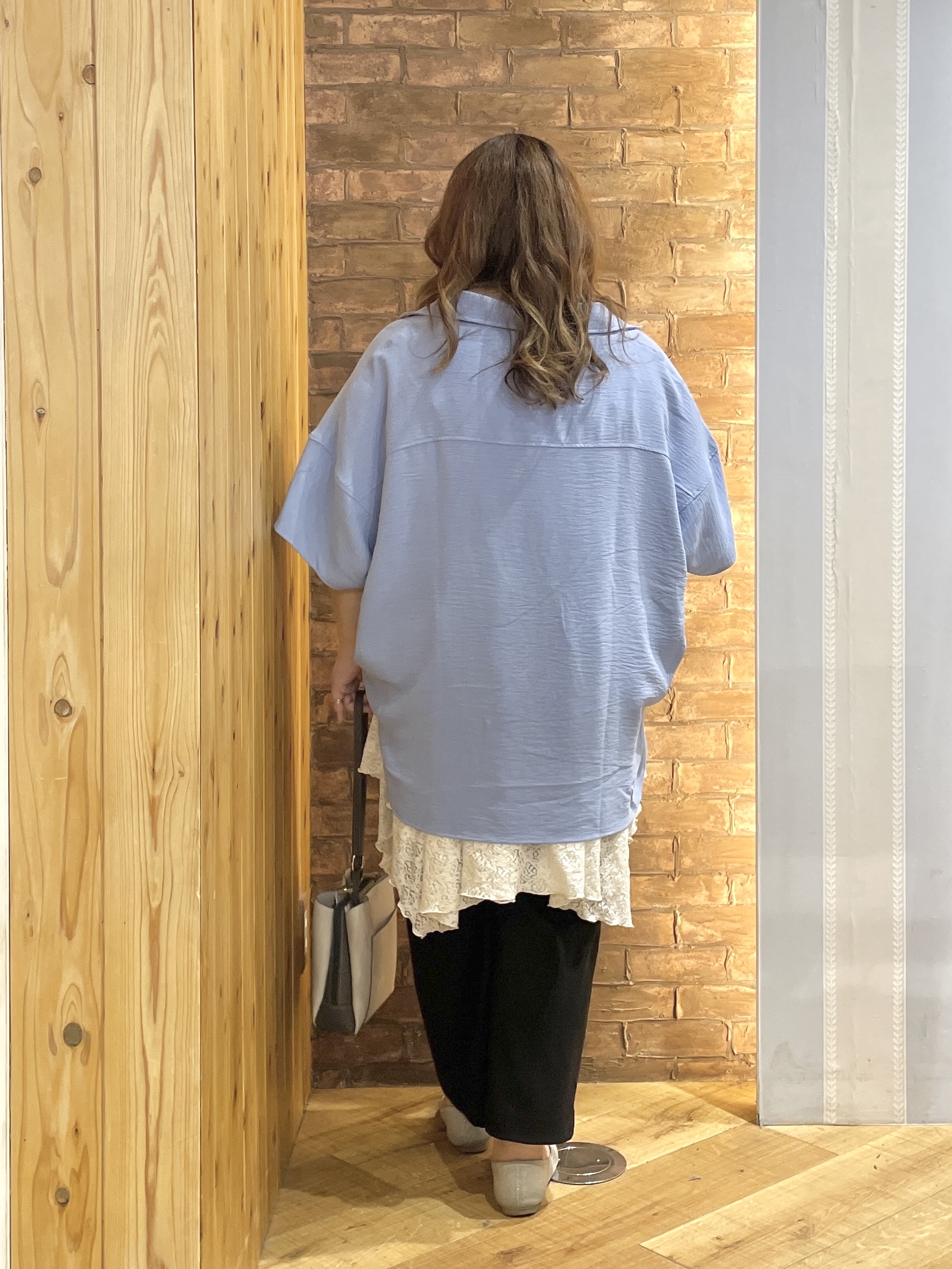 Risaさんの「SHOO･LA･RUE｜【高レビュー/洗濯後しわになりにくい/体型カバー】きちんとゆるっと 大人の抜け感 ポンチョ風カラーシ」を使ったコーディネート
