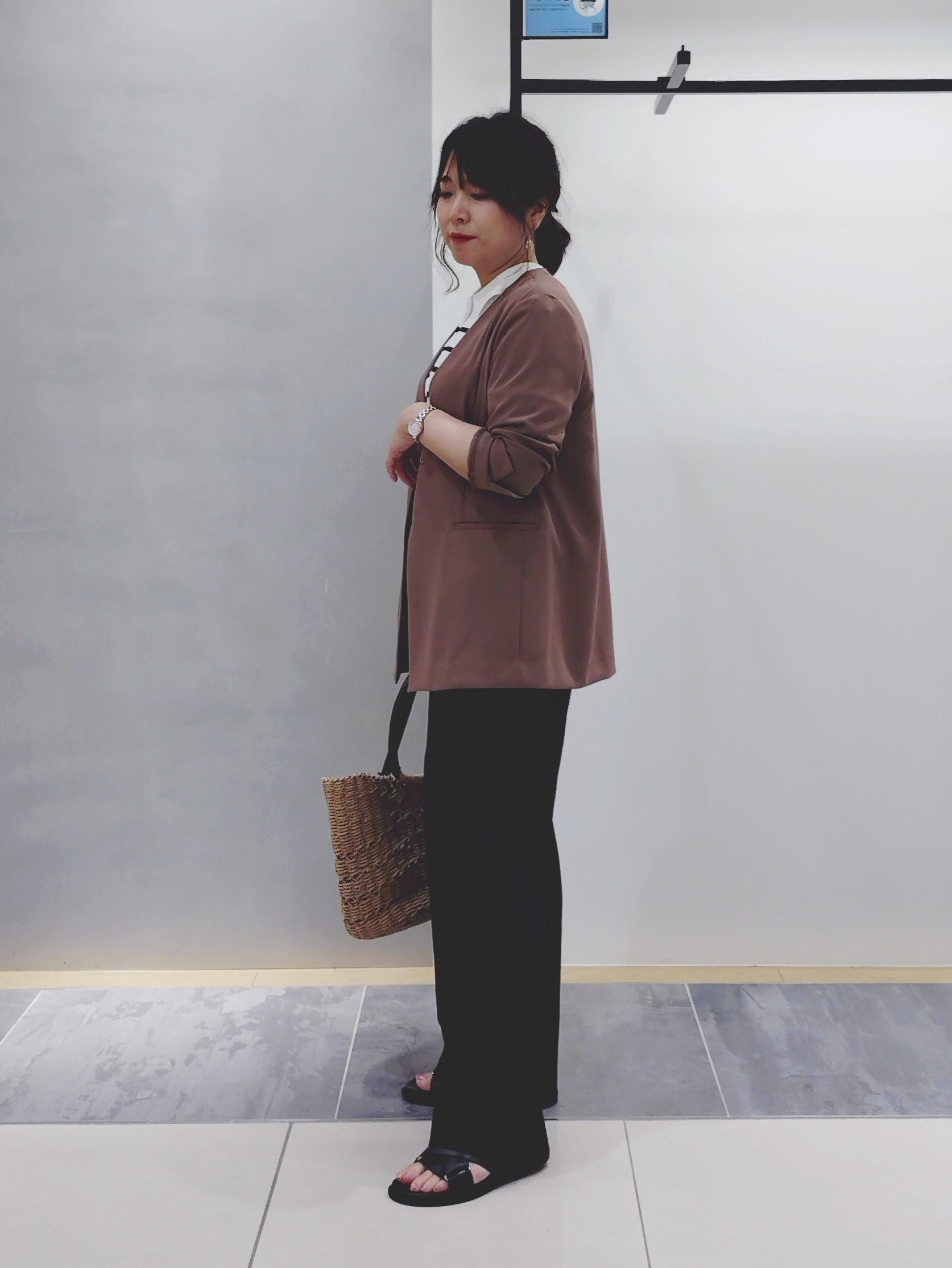 TOMOMIさんの「INDIVI｜【さらに軽く軽快！／着る日傘】ノーカラージャケット」を使ったコーディネート