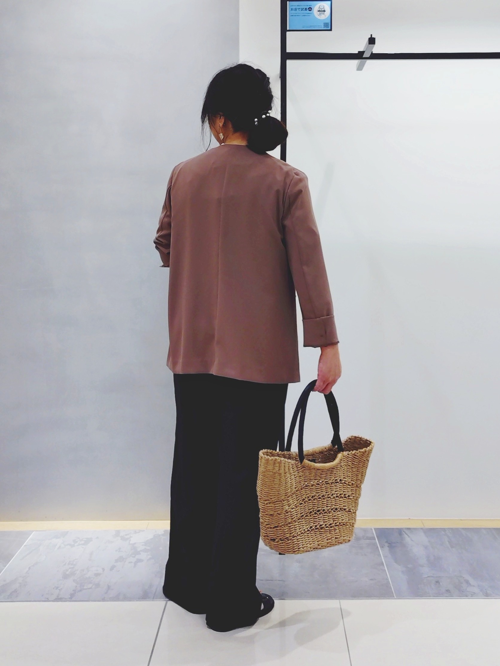 TOMOMIさんの「INDIVI｜【さらに軽く軽快！／着る日傘】ノーカラージャケット」を使ったコーディネート