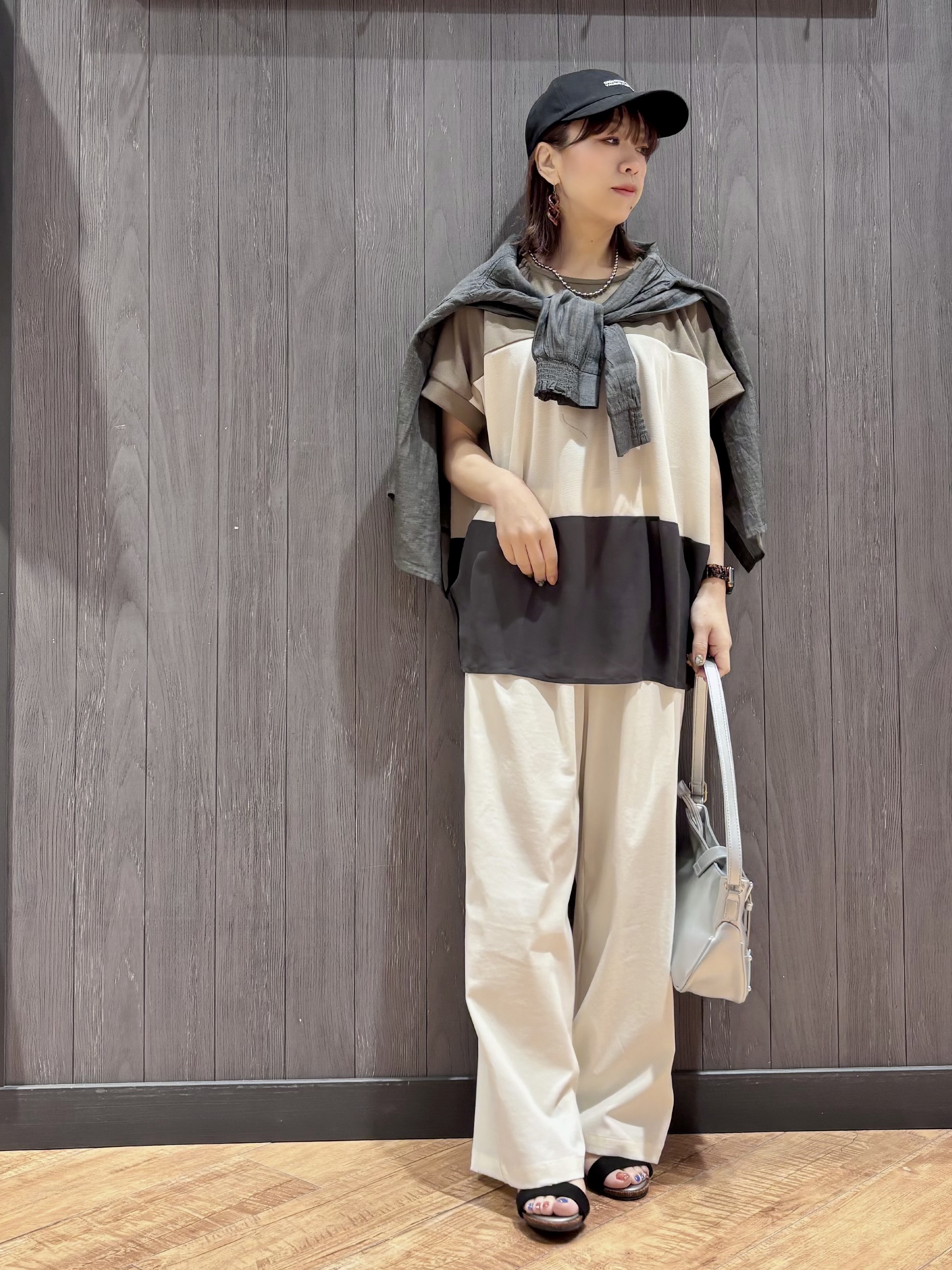 meiさんの「SHOO･LA･RUE｜【S-LL/洗濯機可/体型カバー】1枚で主役になる 3段切替 ドルマンＴシャツ」を使ったコーディネート