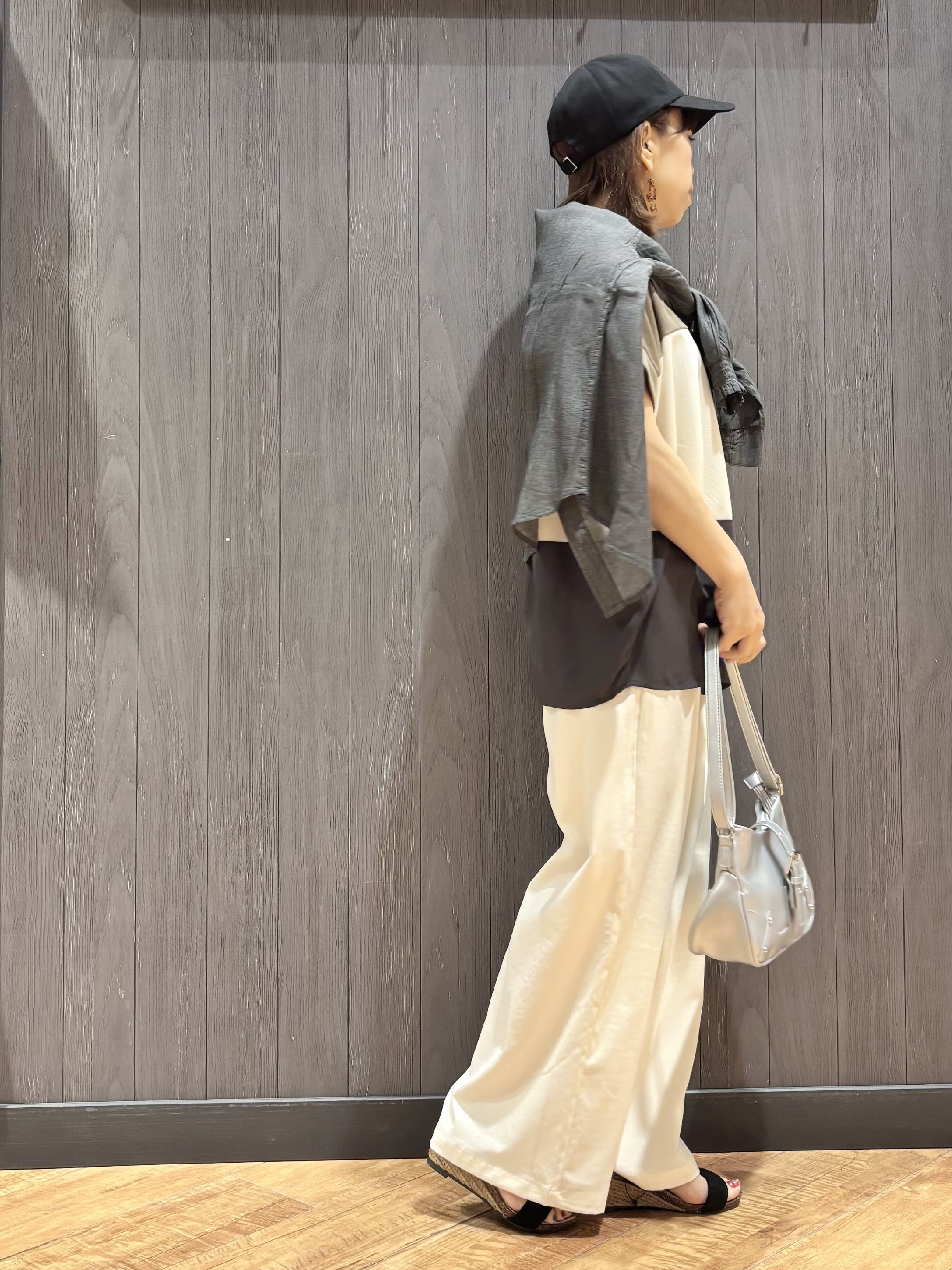 meiさんの「SHOO･LA･RUE｜【S-LL/洗濯機可/体型カバー】1枚で主役になる 3段切替 ドルマンＴシャツ」を使ったコーディネート