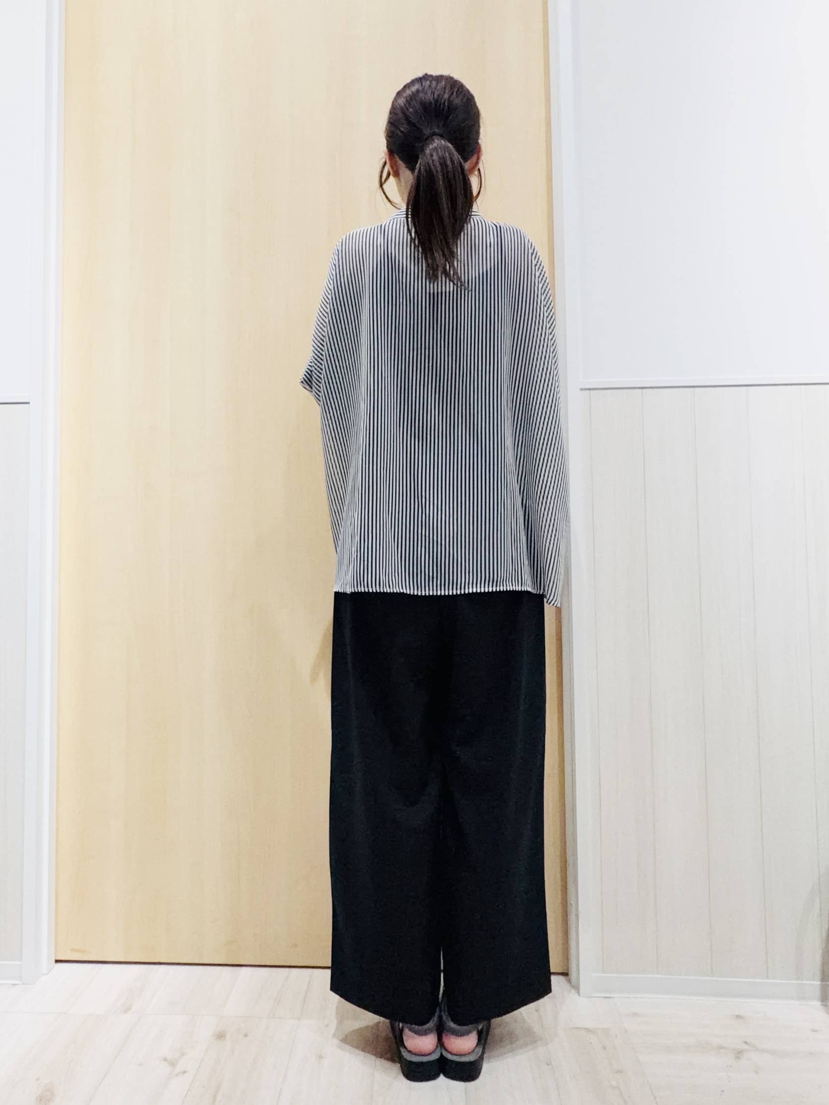 Naさんの「SHOO･LA･RUE｜【洗濯機可/体型カバー】羽織るだけで雰囲気変わる 柄アソート ポンチョ風シアーシャツ」を使ったコーディネート