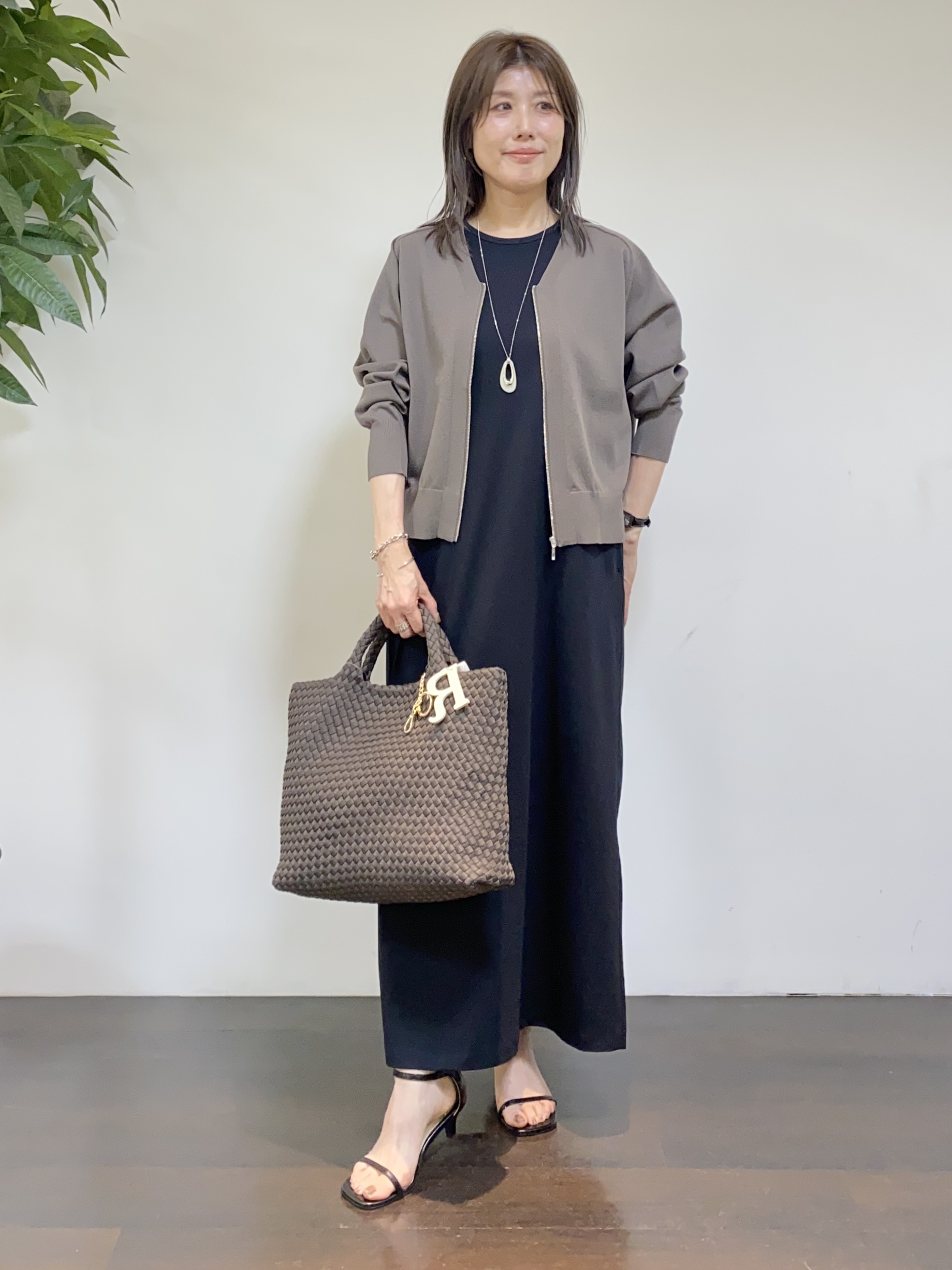 tomoさんの「UNTITLED｜【アンサンブル可/日除け・冷房対策】シアーレーヨンZIPカーディガン」を使ったコーディネート