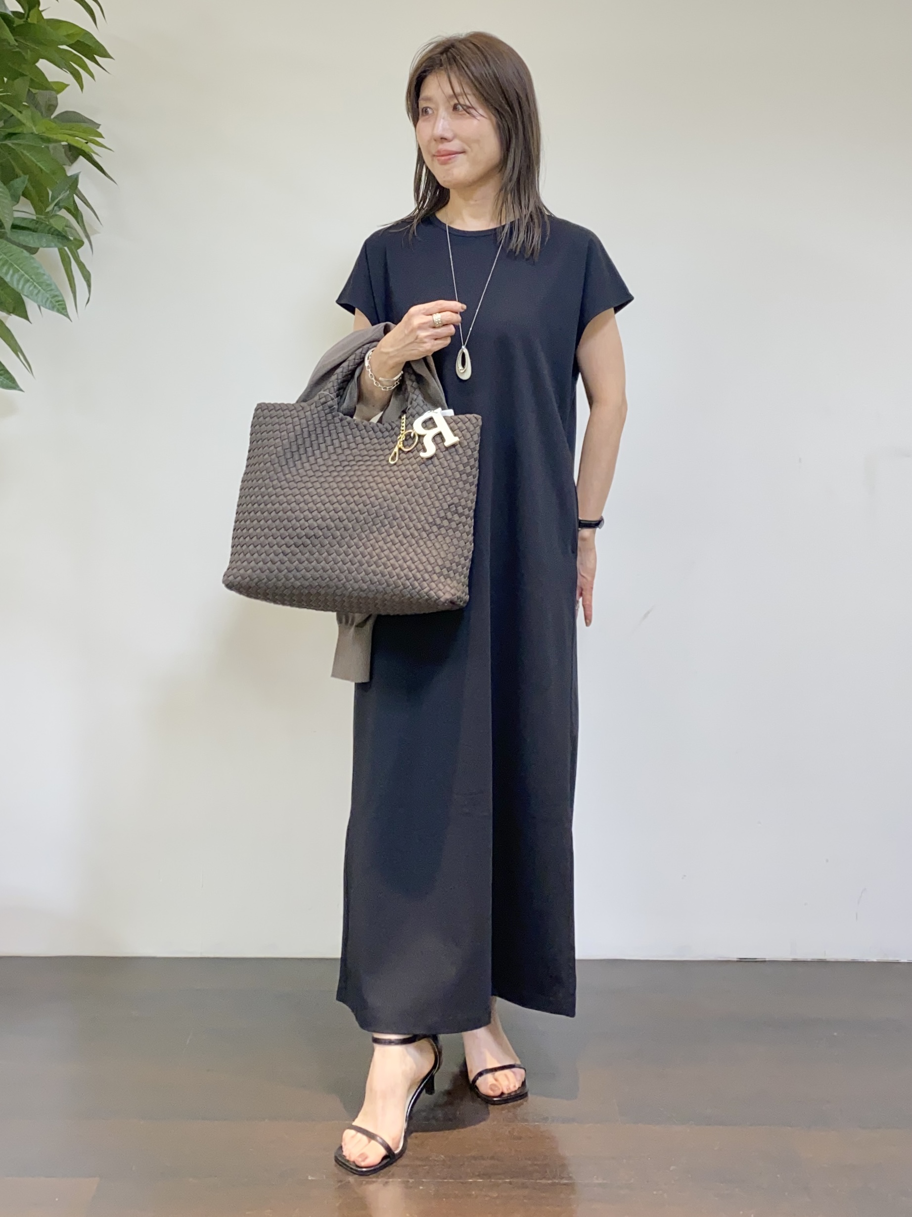 tomoさんの「UNTITLED｜【アンサンブル可/日除け・冷房対策】シアーレーヨンZIPカーディガン」を使ったコーディネート