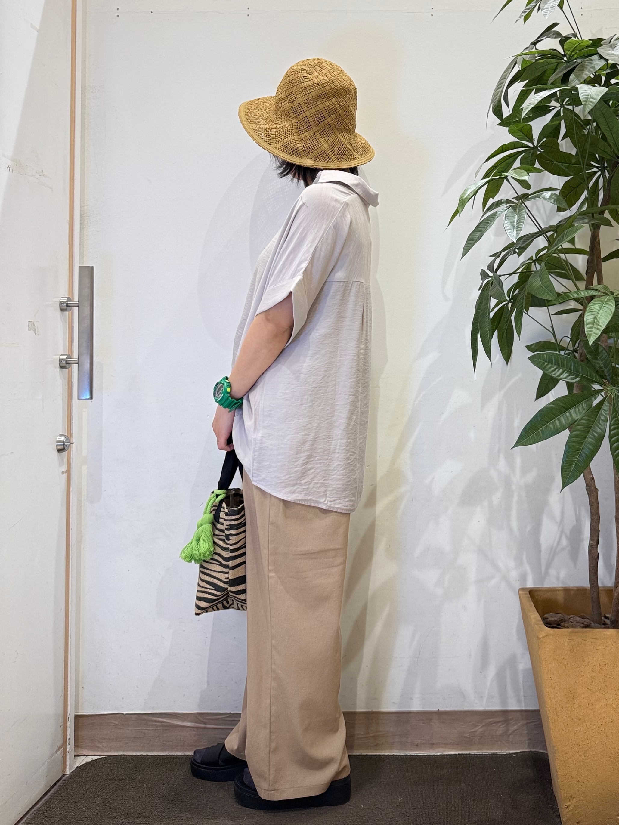 misakiさんの「SHOO･LA･RUE｜【ひんやり/S-LL/洗濯機可】インせず着られる 裾タック スキッパーシャツ」を使ったコーディネート
