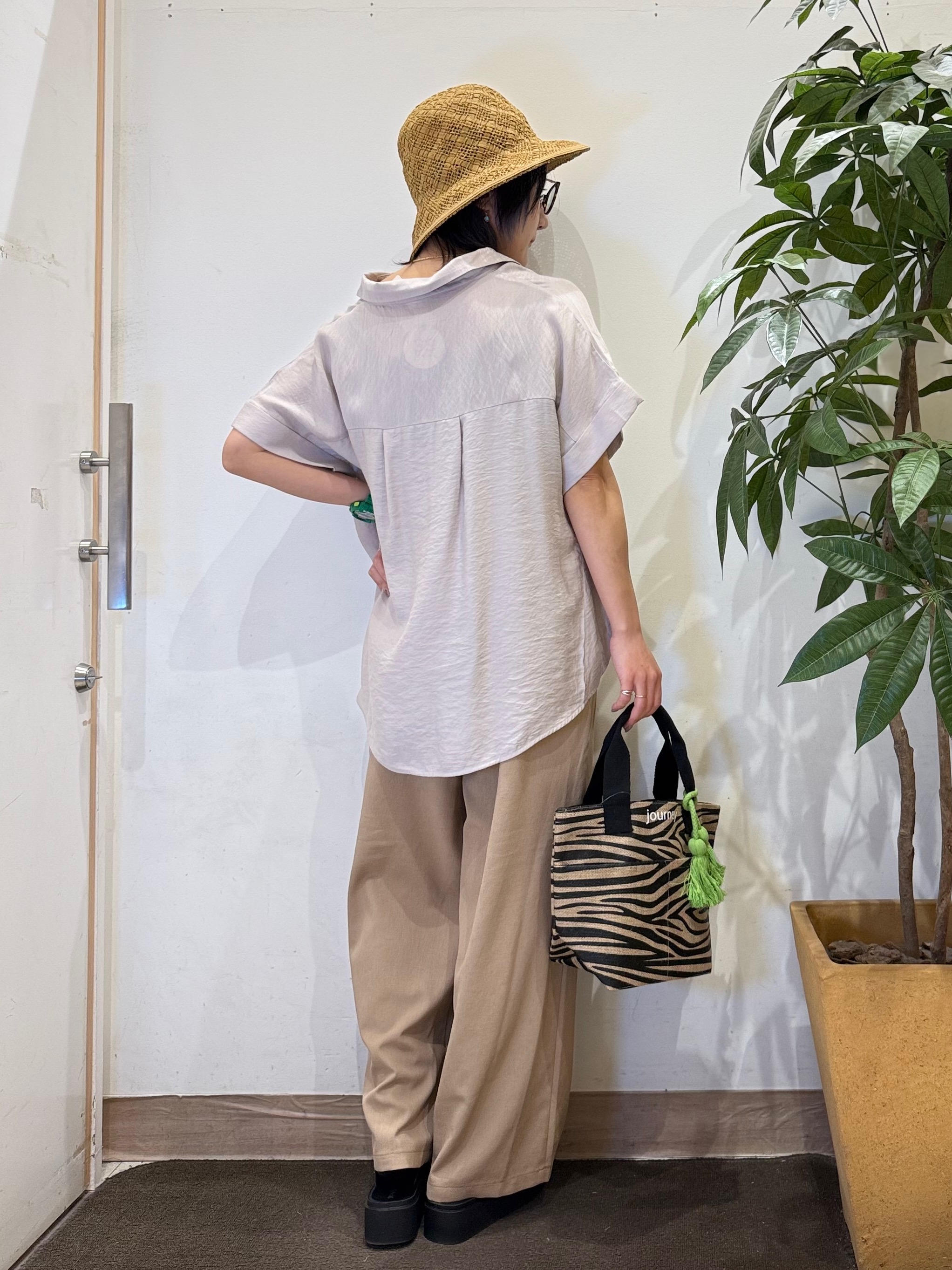 misakiさんの「SHOO･LA･RUE｜【ひんやり/S-LL/洗濯機可】インせず着られる 裾タック スキッパーシャツ」を使ったコーディネート