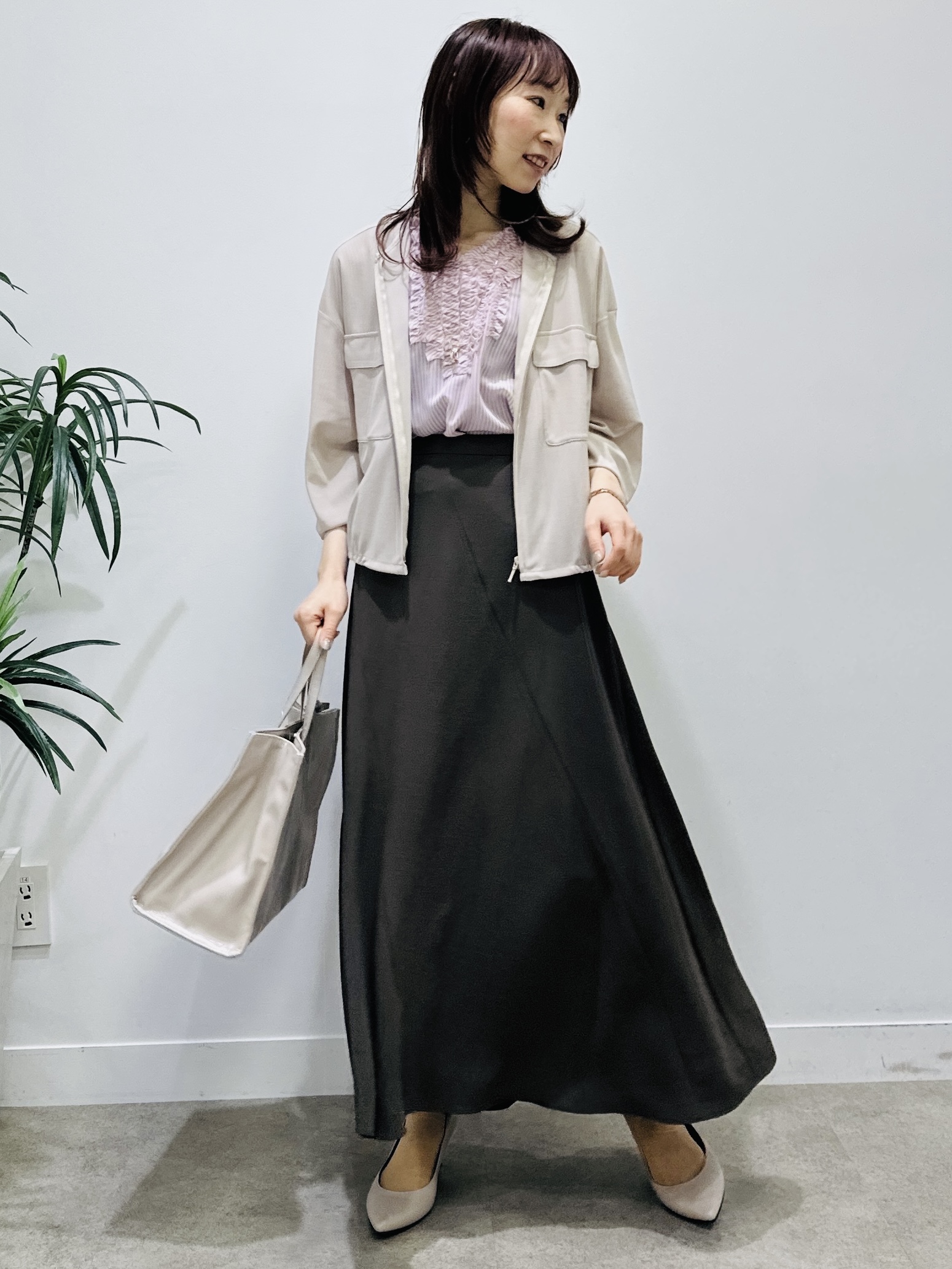 Miwaさんの「UNTITLED｜【接触冷感/通気性/洗える】Vネックフリルブラウス」を使ったコーディネート