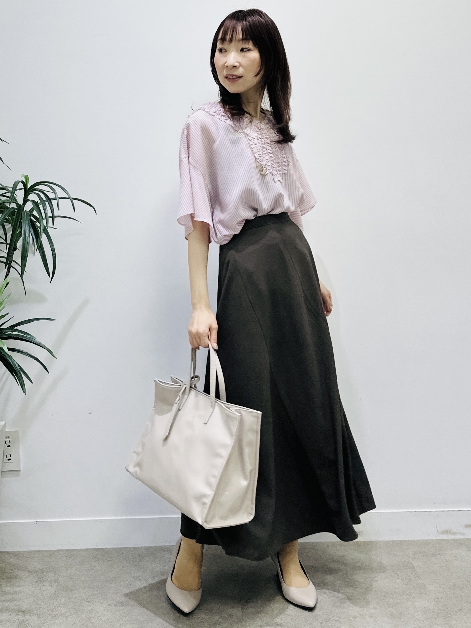 Miwaさんの「UNTITLED｜【接触冷感/通気性/洗える】Vネックフリルブラウス」を使ったコーディネート