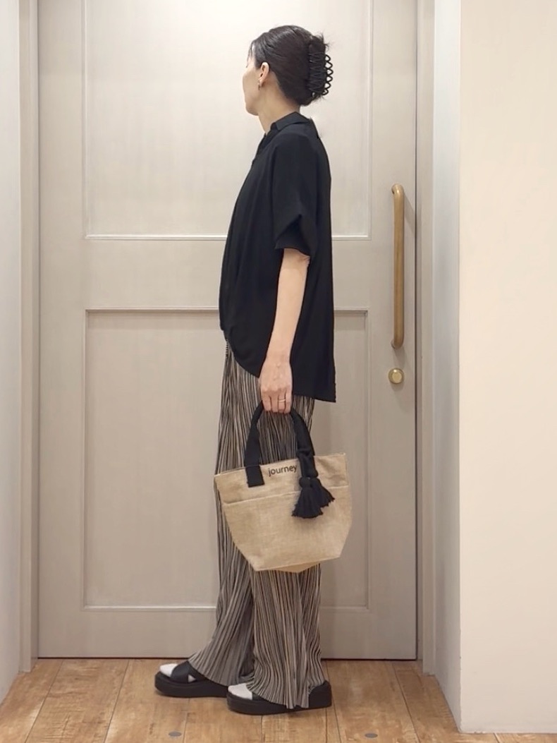 tamuさんの「SHOO･LA･RUE｜【ひんやり/S-LL/洗濯機可】インせず着られる 裾タック スキッパーシャツ」を使ったコーディネート