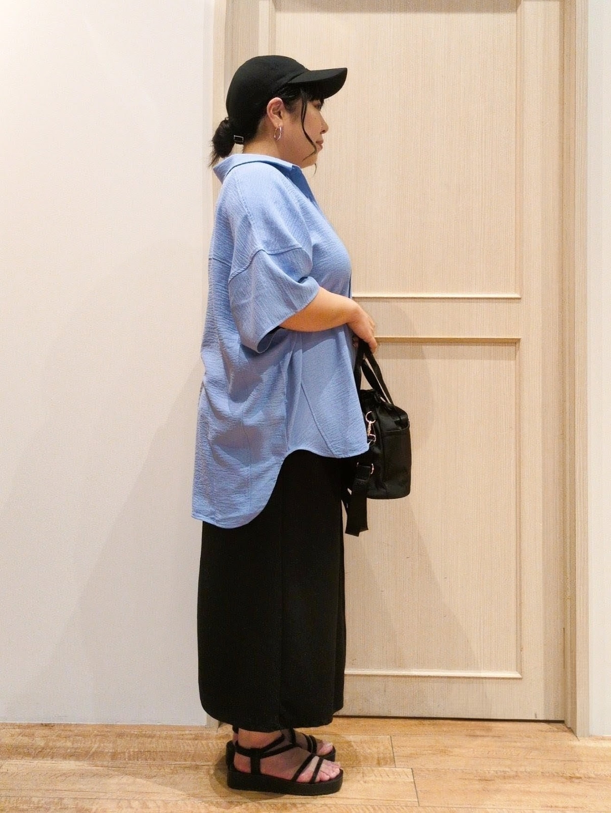 haseさんの「SHOO･LA･RUE｜【高レビュー/洗濯後しわになりにくい/体型カバー】きちんとゆるっと 大人の抜け感 ポンチョ風カラーシ」を使ったコーディネート