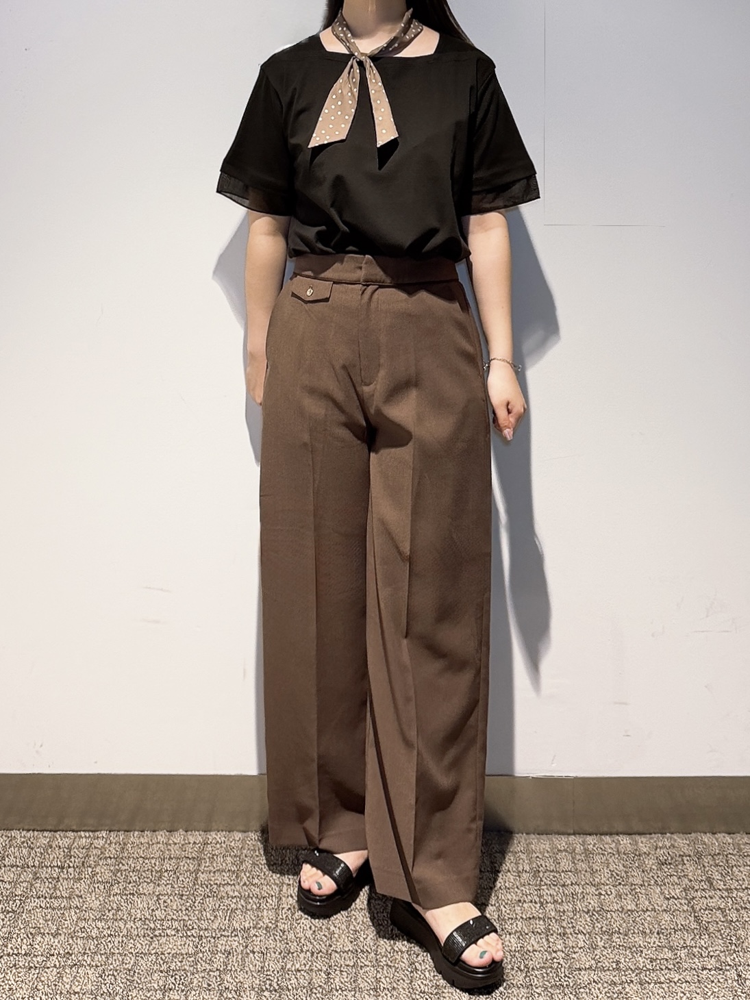 みーさんの「grove｜【二の腕カバー/UVカット・ひんやり】袖口シアースクエアネックTシャツ」を使ったコーディネート