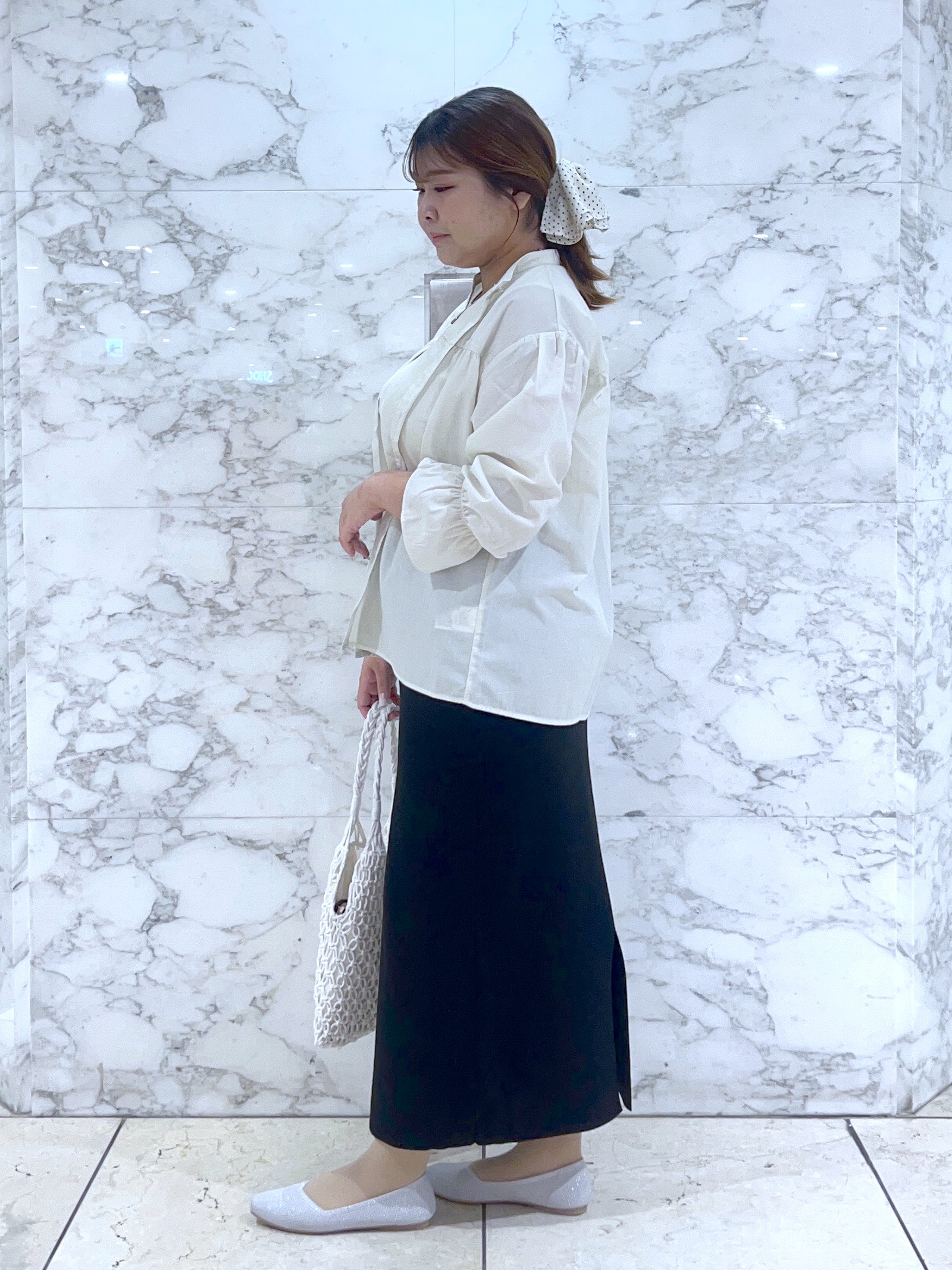 ARISAさんの「grove｜【貴島明日香さん着用／イージーケア／接触冷感】麻混スタンドギャザーシャツ」を使ったコーディネート