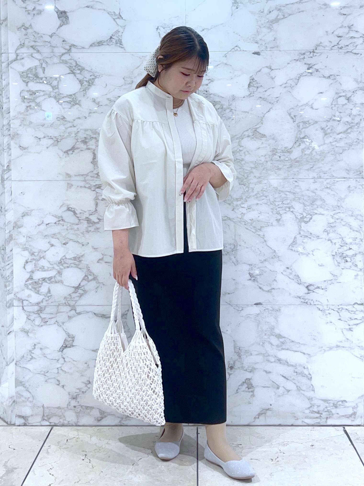 ARISAさんの「grove｜【貴島明日香さん着用／イージーケア／接触冷感】麻混スタンドギャザーシャツ」を使ったコーディネート