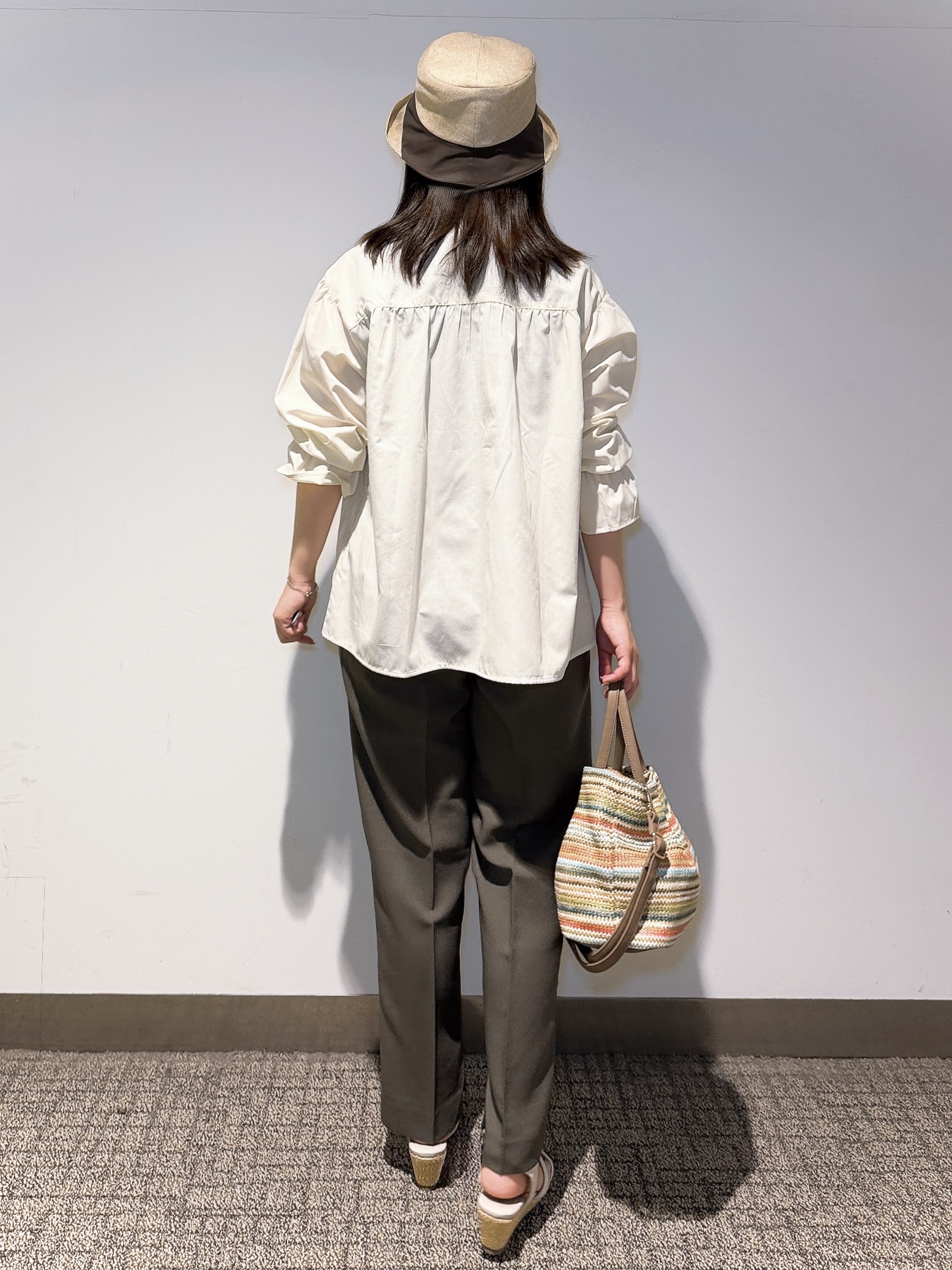 みーさんの「grove｜【貴島明日香さん着用／イージーケア／接触冷感】麻混スタンドギャザーシャツ」を使ったコーディネート
