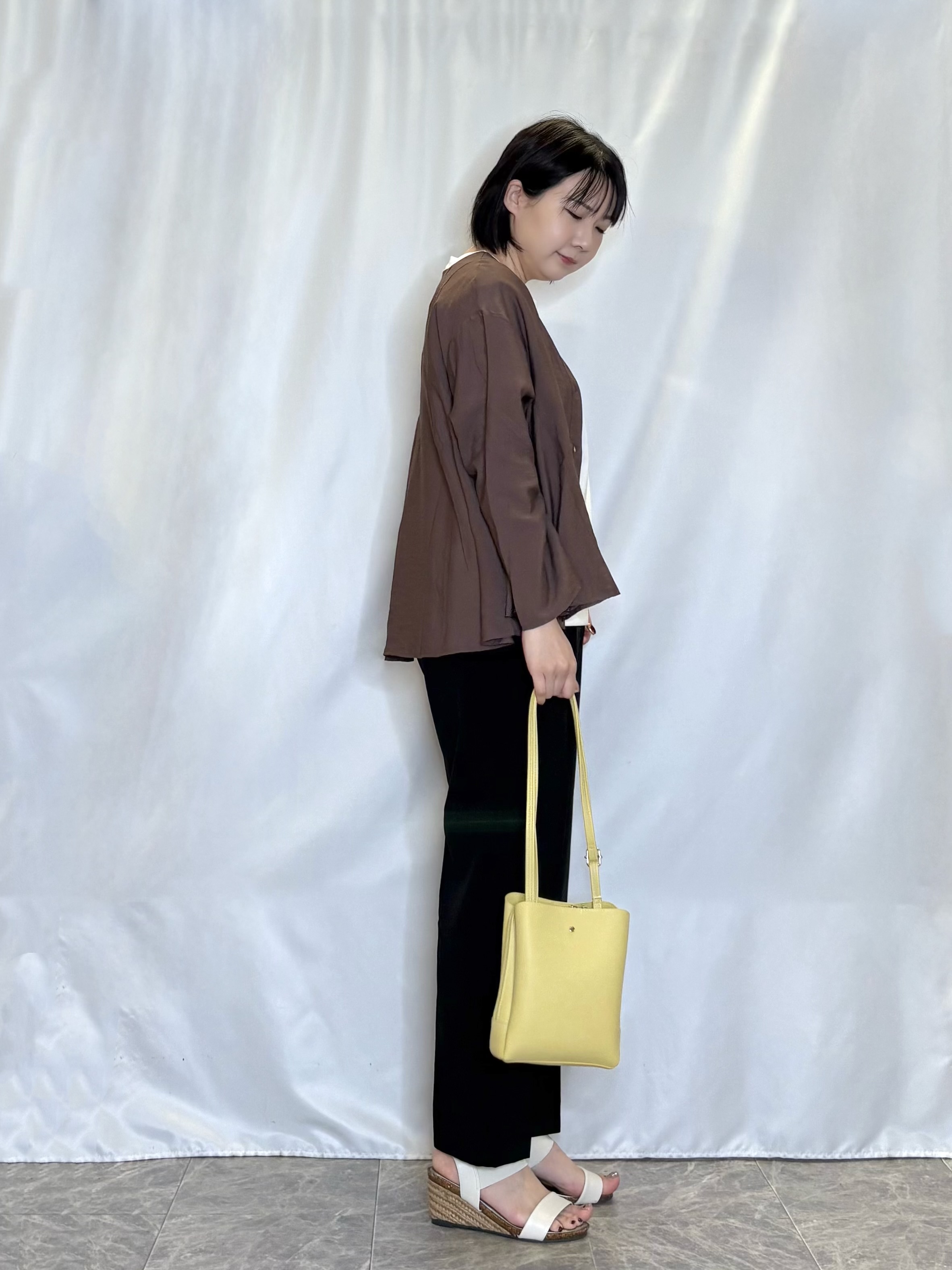 ネリさんの「SHOO･LA･RUE｜【洗濯機可/S-LL】お顔周りすっきり 大人のシアーシャツカーディガン」を使ったコーディネート