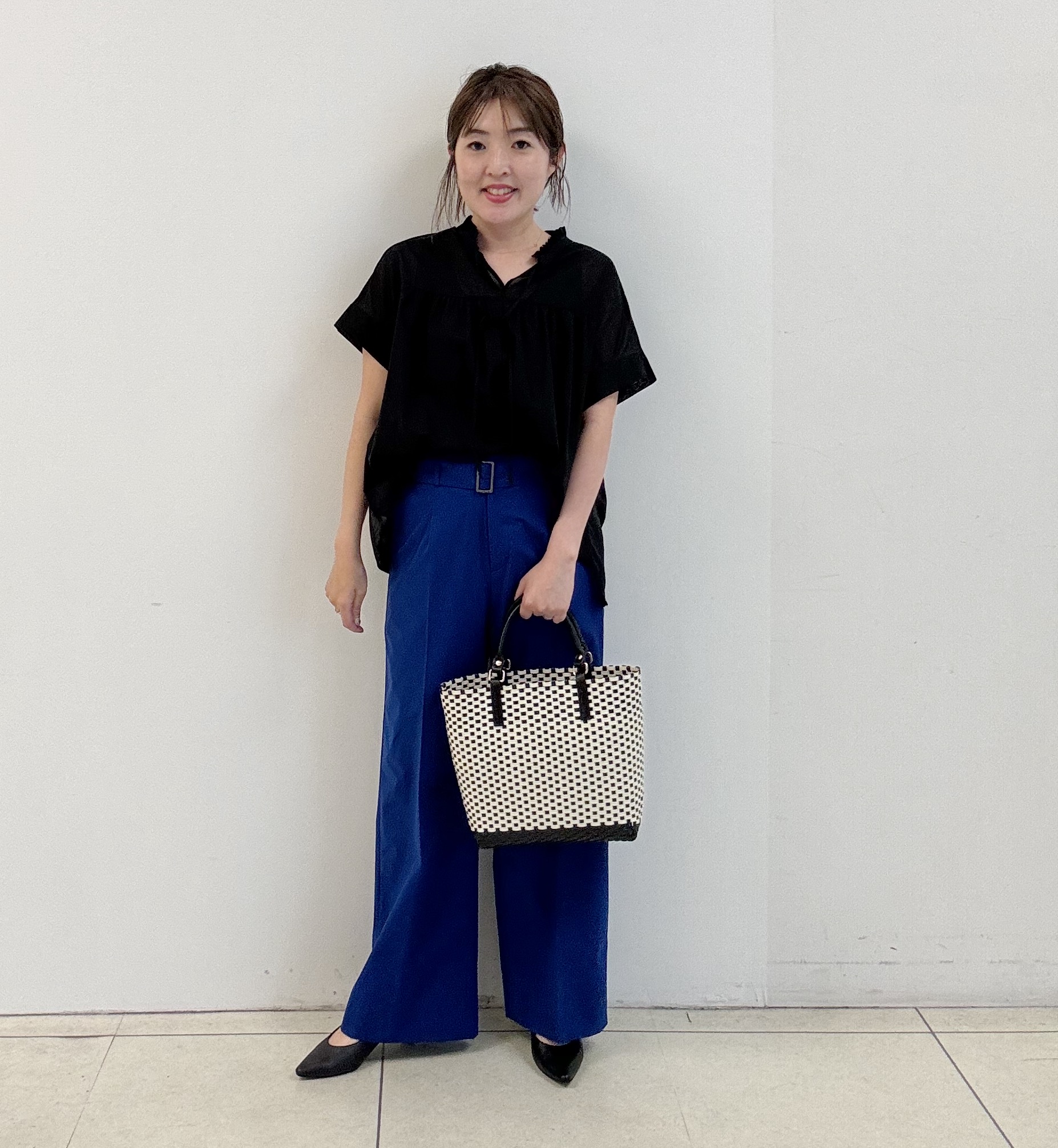 yoshiyaさんの「INDIVI｜【撥水／UVケア／SETUP可能】軽量ベルト付ワイドストレートパンツ」を使ったコーディネート