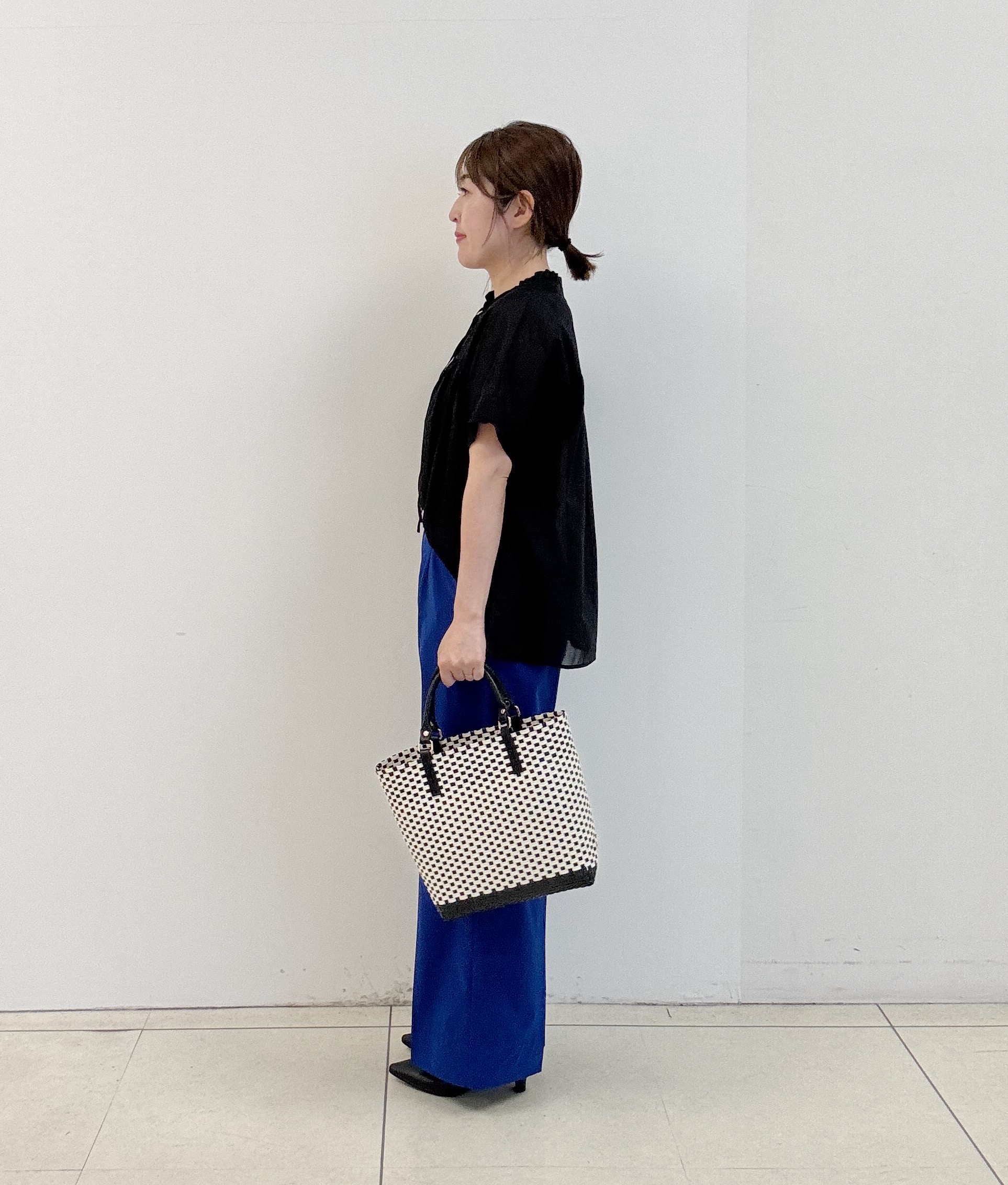 yoshiyaさんの「INDIVI｜【撥水／UVケア／SETUP可能】軽量ベルト付ワイドストレートパンツ」を使ったコーディネート