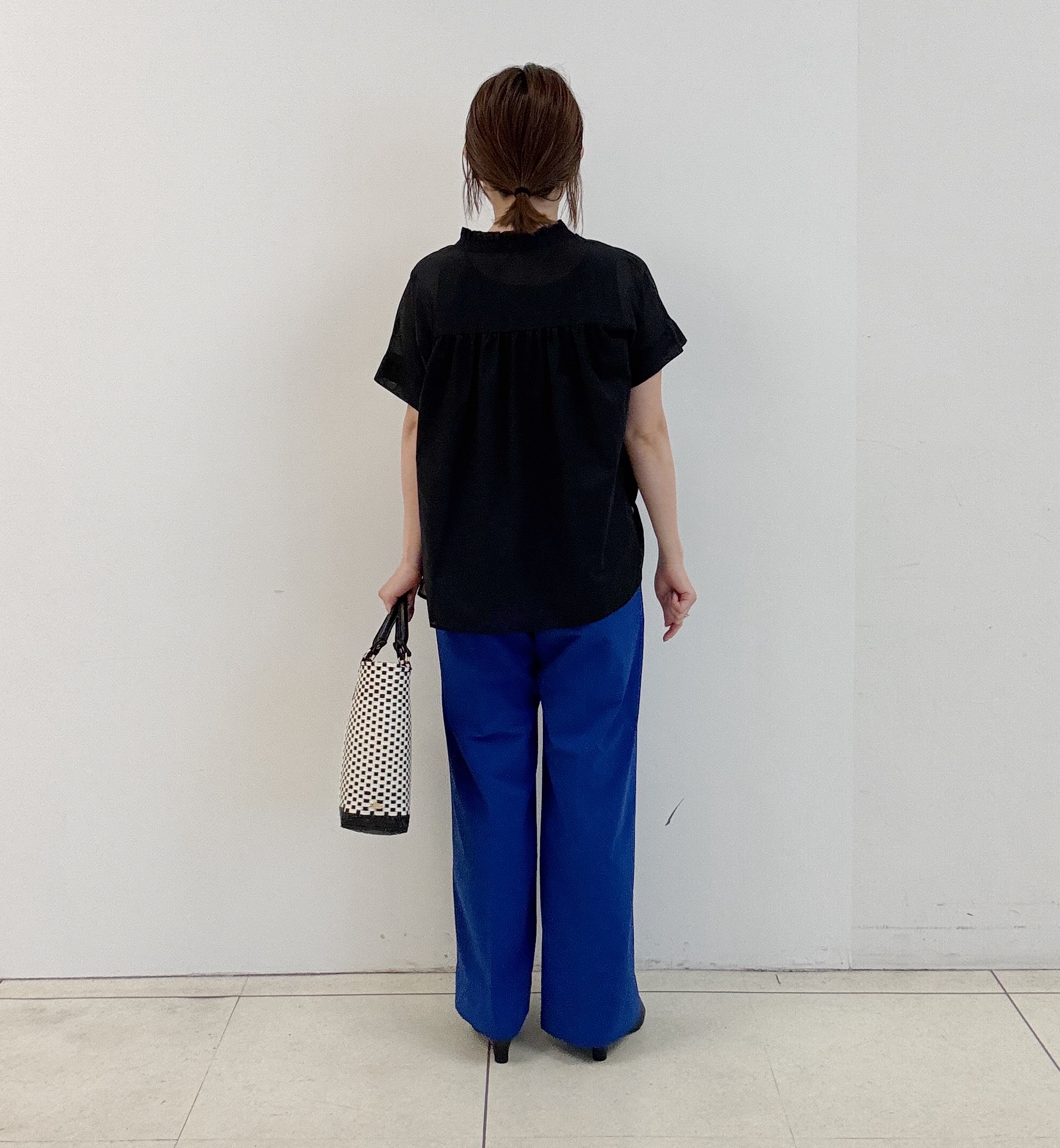 yoshiyaさんの「INDIVI｜【撥水／UVケア／SETUP可能】軽量ベルト付ワイドストレートパンツ」を使ったコーディネート