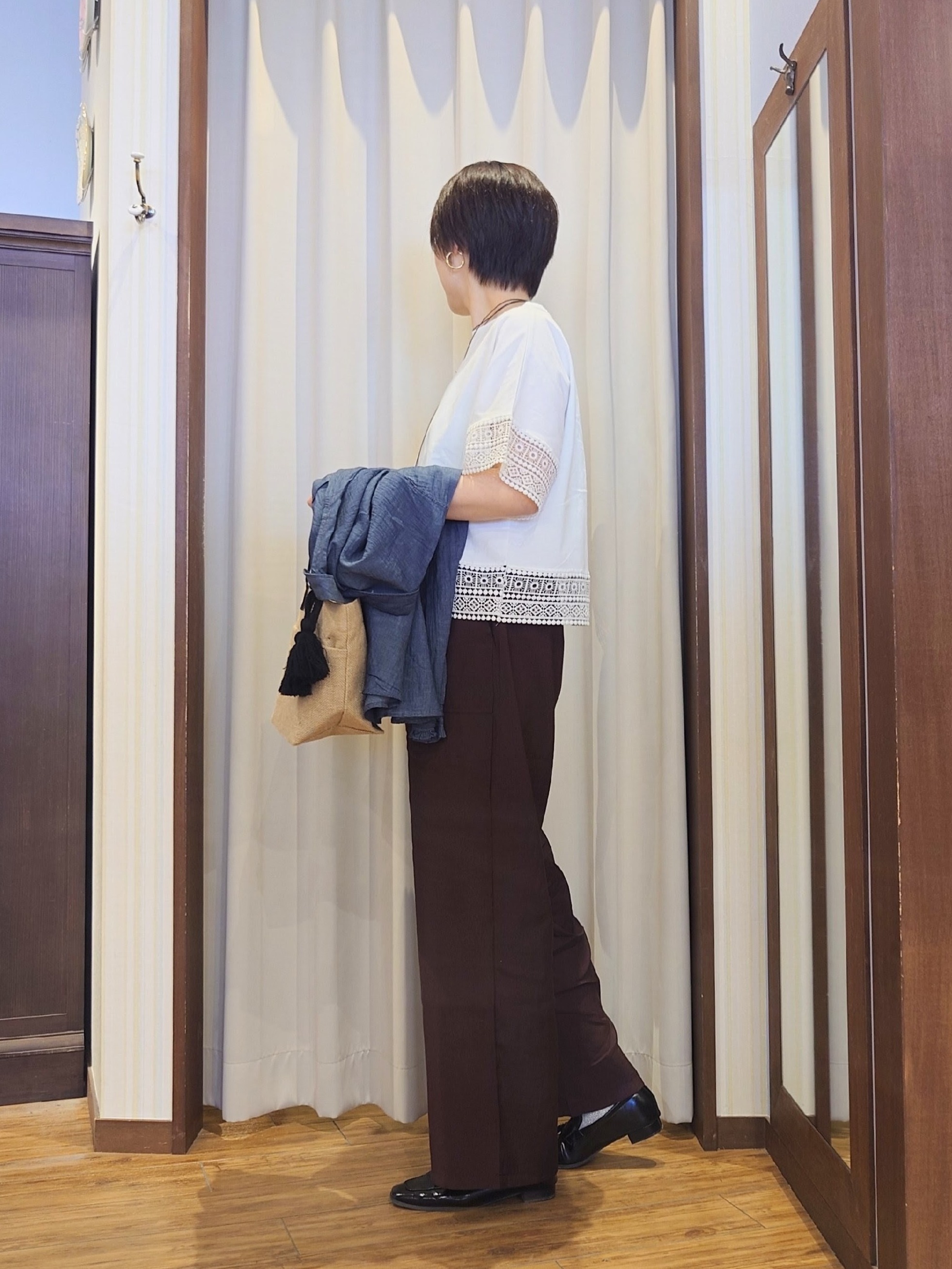 ERIKOさんの「SHOO･LA･RUE｜【綿100%/UV/S-LL/体型カバー】優しく透ける 柔らかシアーデニムシャツ」を使ったコーディネート