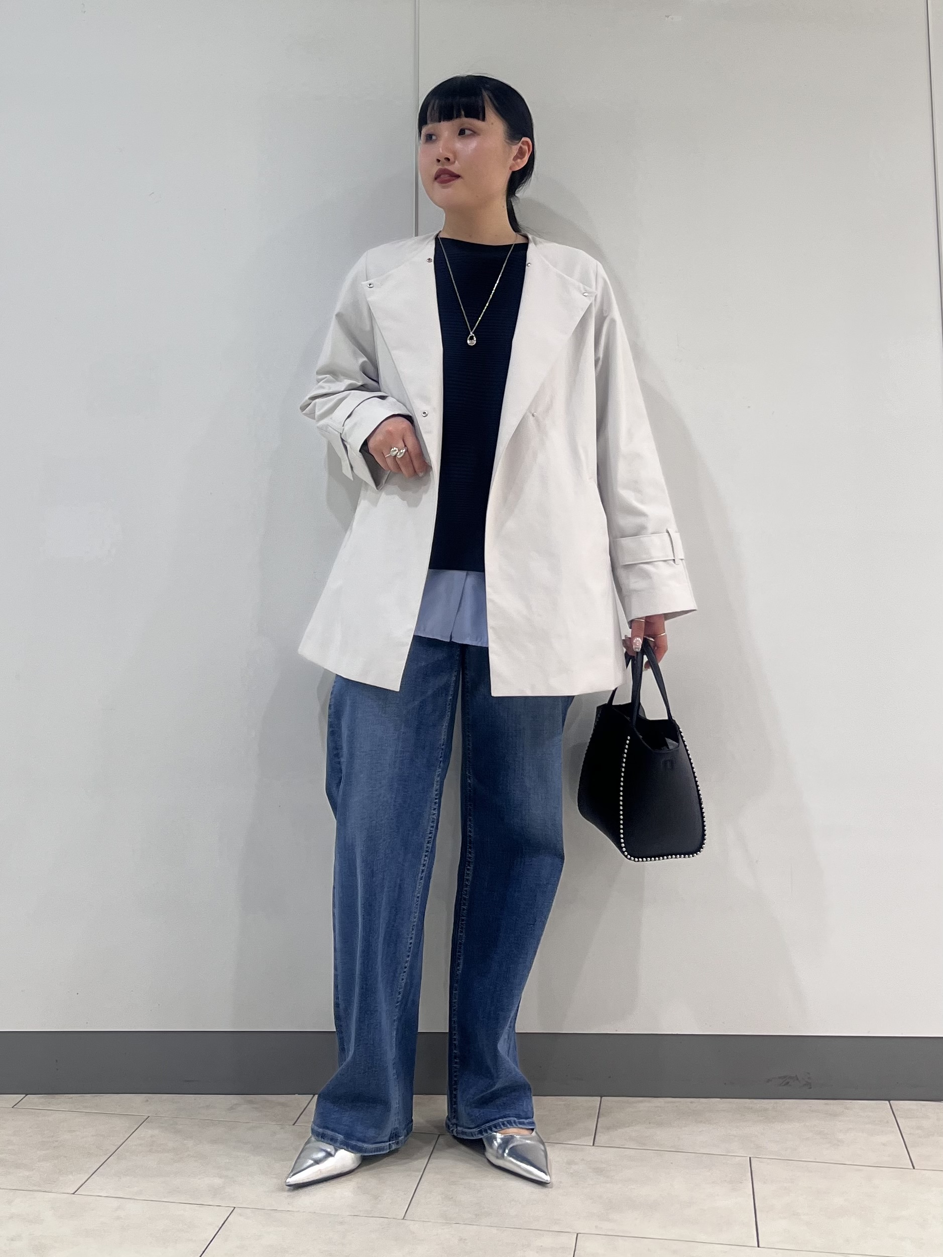 hasuさんの「INDIVI｜【撥水/軽量】ミドル丈 ミニマルトレンチコート」を使ったコーディネート