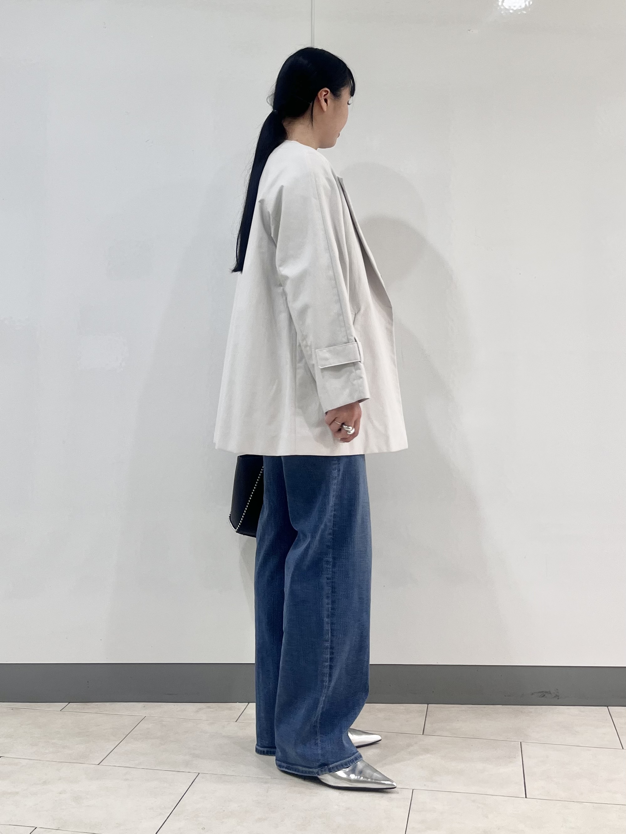 hasuさんの「INDIVI｜【撥水/軽量】ミドル丈 ミニマルトレンチコート」を使ったコーディネート