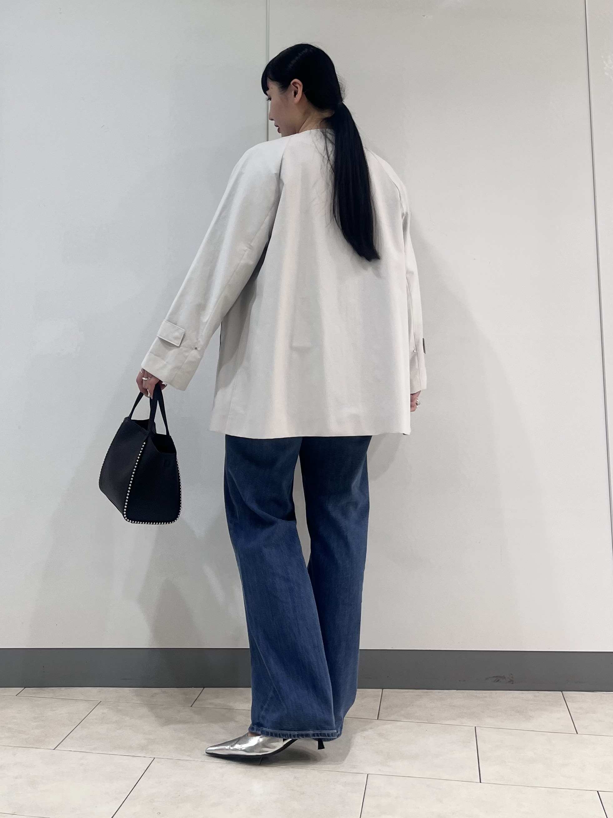 hasuさんの「INDIVI｜【撥水/軽量】ミドル丈 ミニマルトレンチコート」を使ったコーディネート