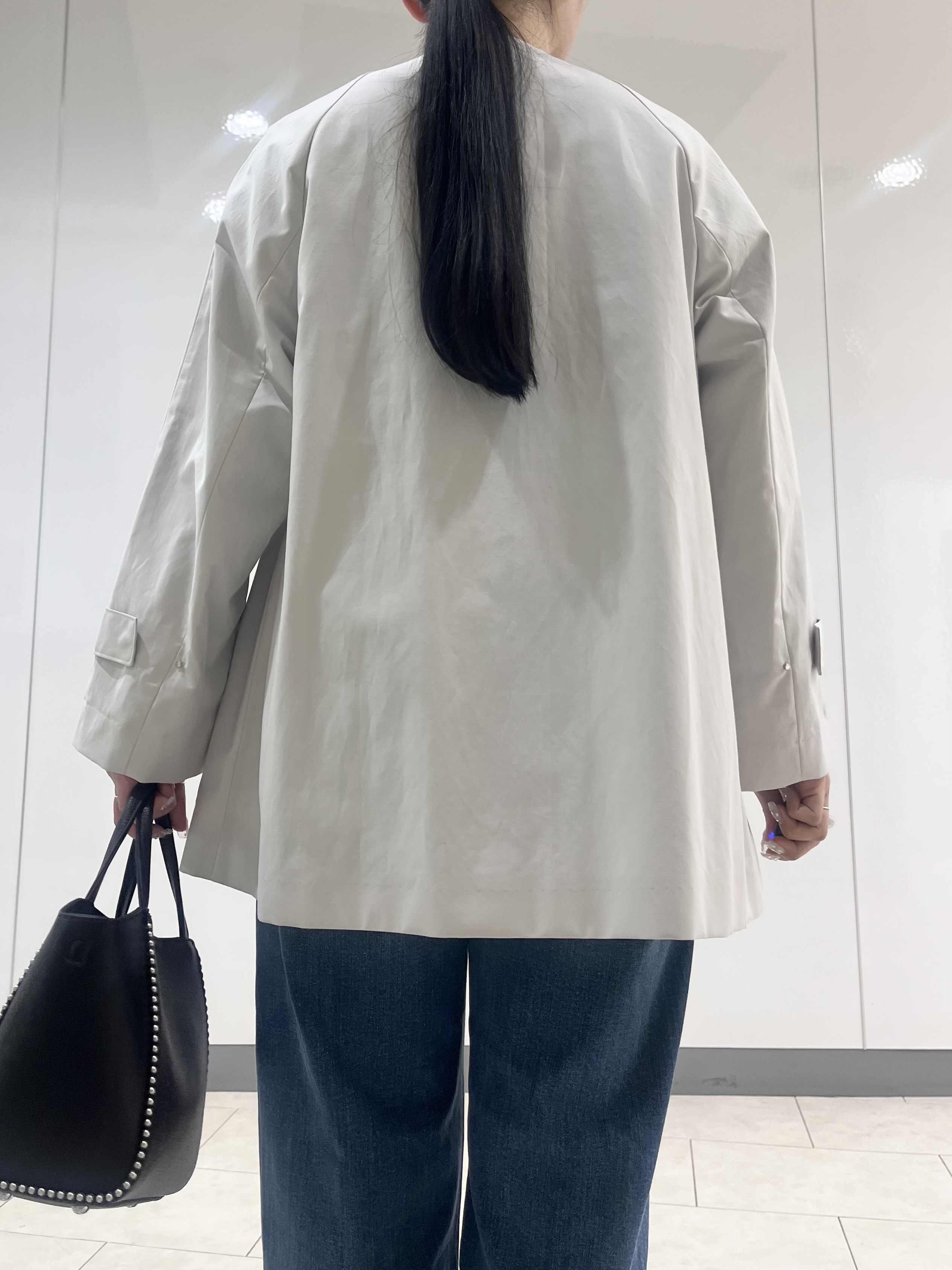 hasuさんの「INDIVI｜【撥水/軽量】ミドル丈 ミニマルトレンチコート」を使ったコーディネート