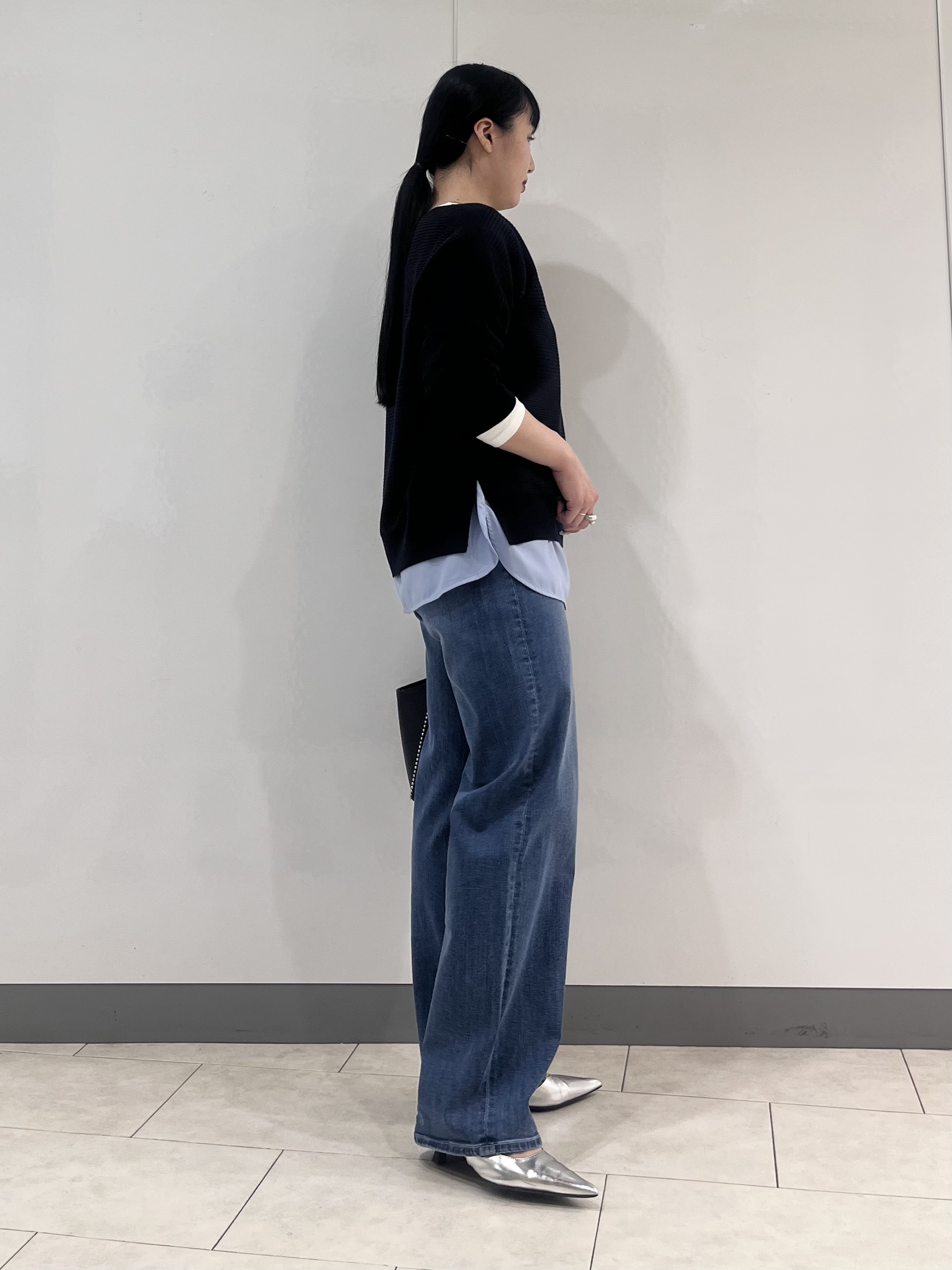 hasuさんの「INDIVI｜【撥水/軽量】ミドル丈 ミニマルトレンチコート」を使ったコーディネート