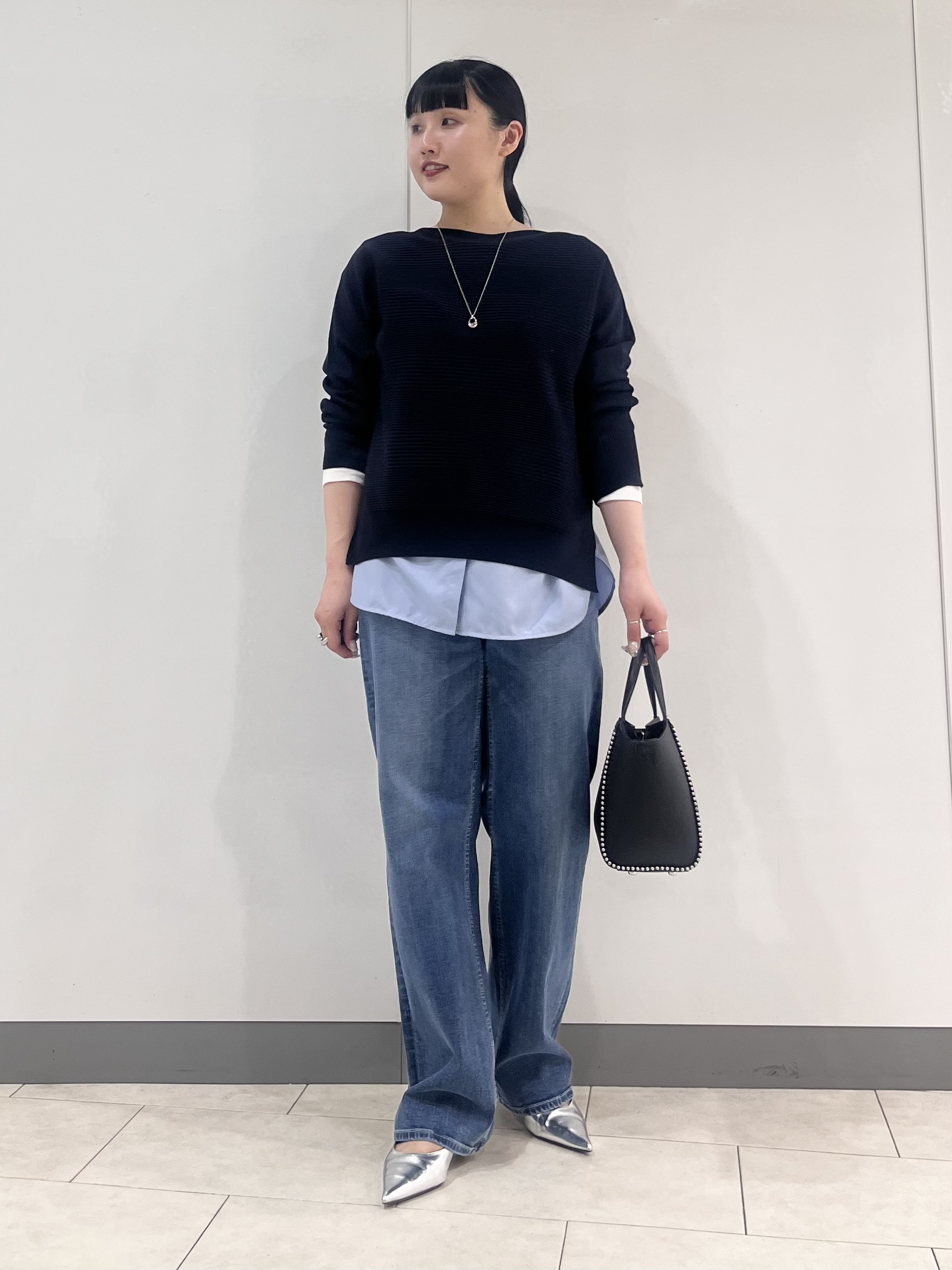 hasuさんの「INDIVI｜【撥水/軽量】ミドル丈 ミニマルトレンチコート」を使ったコーディネート