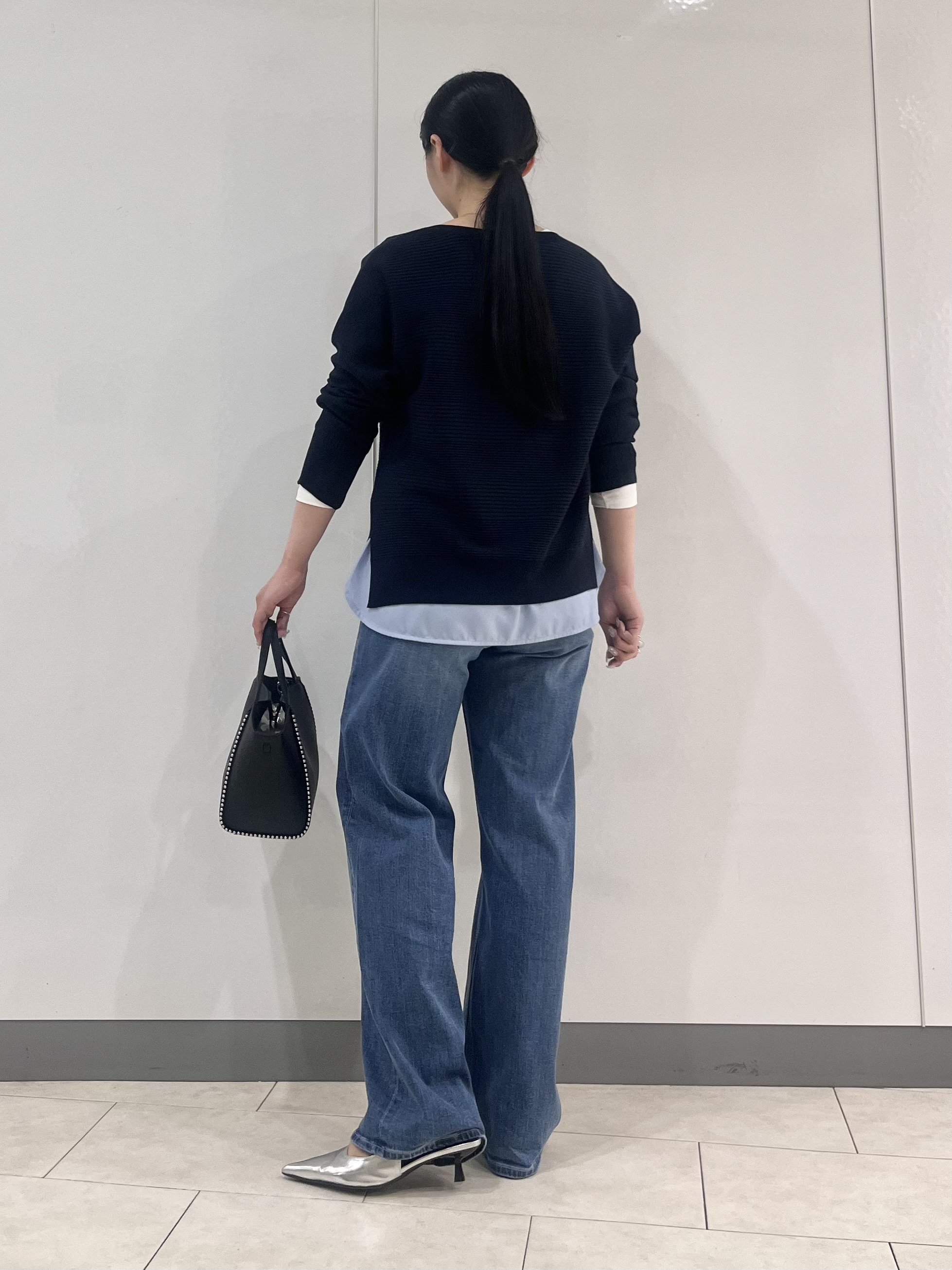 hasuさんの「INDIVI｜【撥水/軽量】ミドル丈 ミニマルトレンチコート」を使ったコーディネート