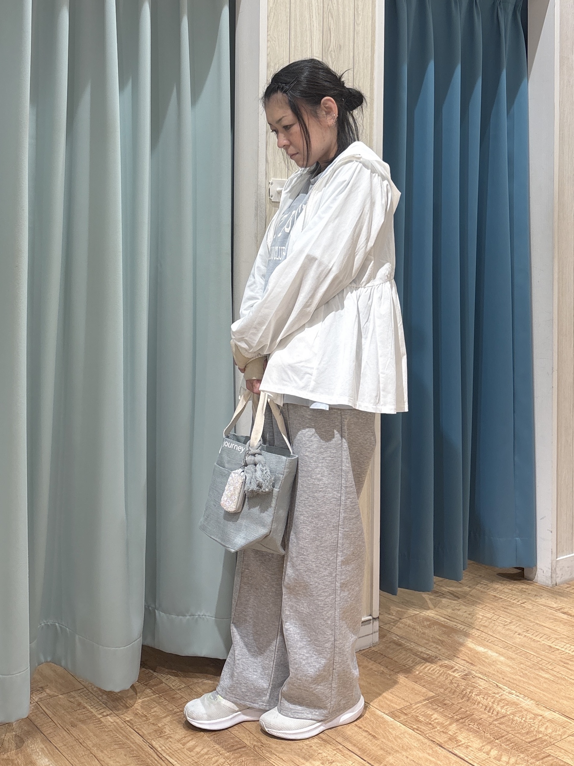 わかさんの「SHOO･LA･RUE｜【ひんやり/S-LL/体型カバー】ペプラムフリルとゴールドパーツが女性らしい UVパーカ」を使ったコーディネート